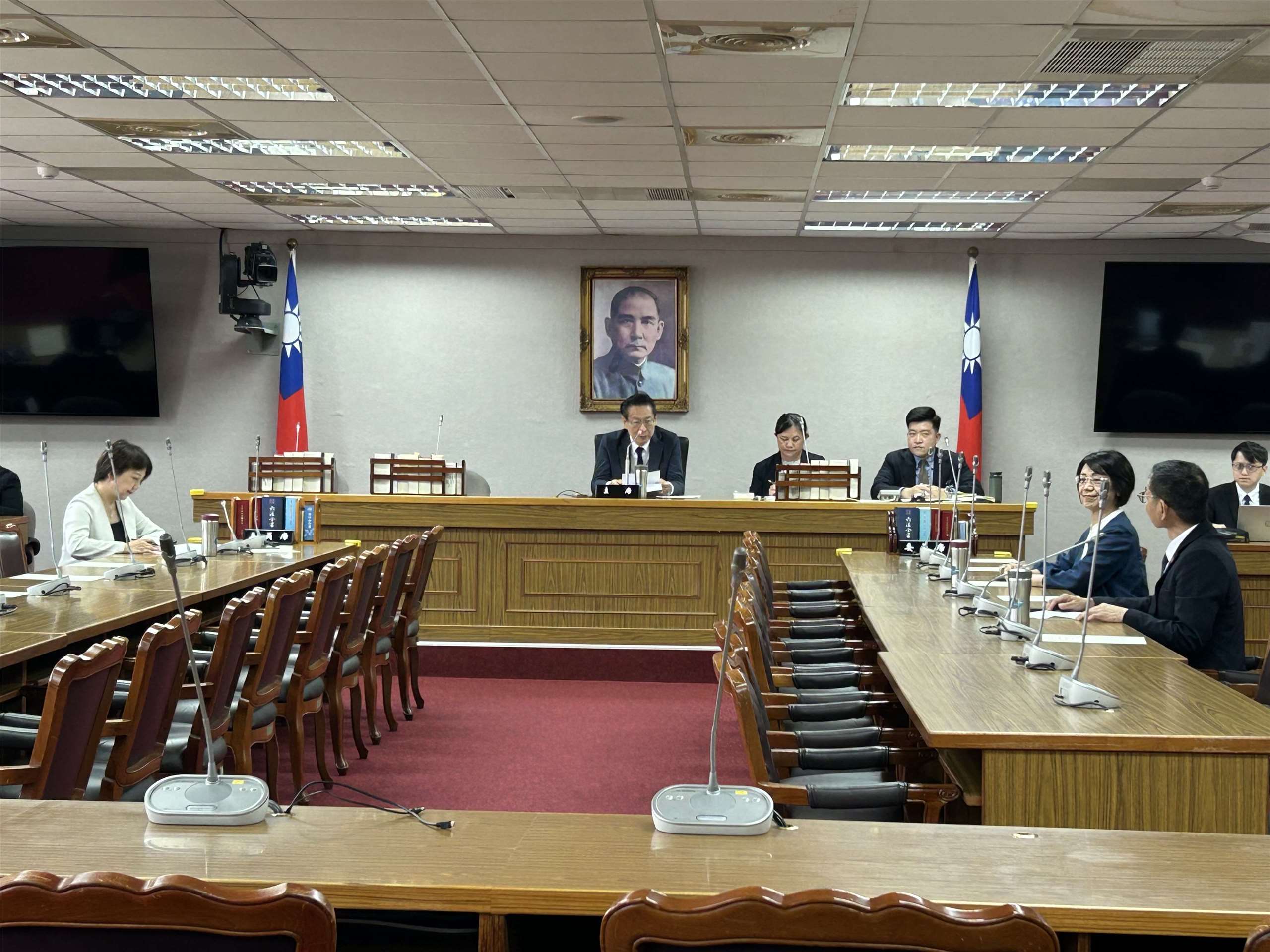 民眾黨團今天(20日)召集朝野協商，討論本會期延會案，民眾黨團在會中再提修正動議，從原本延會至7月31日，再延長至8月31日。(趙婉淳 攝)