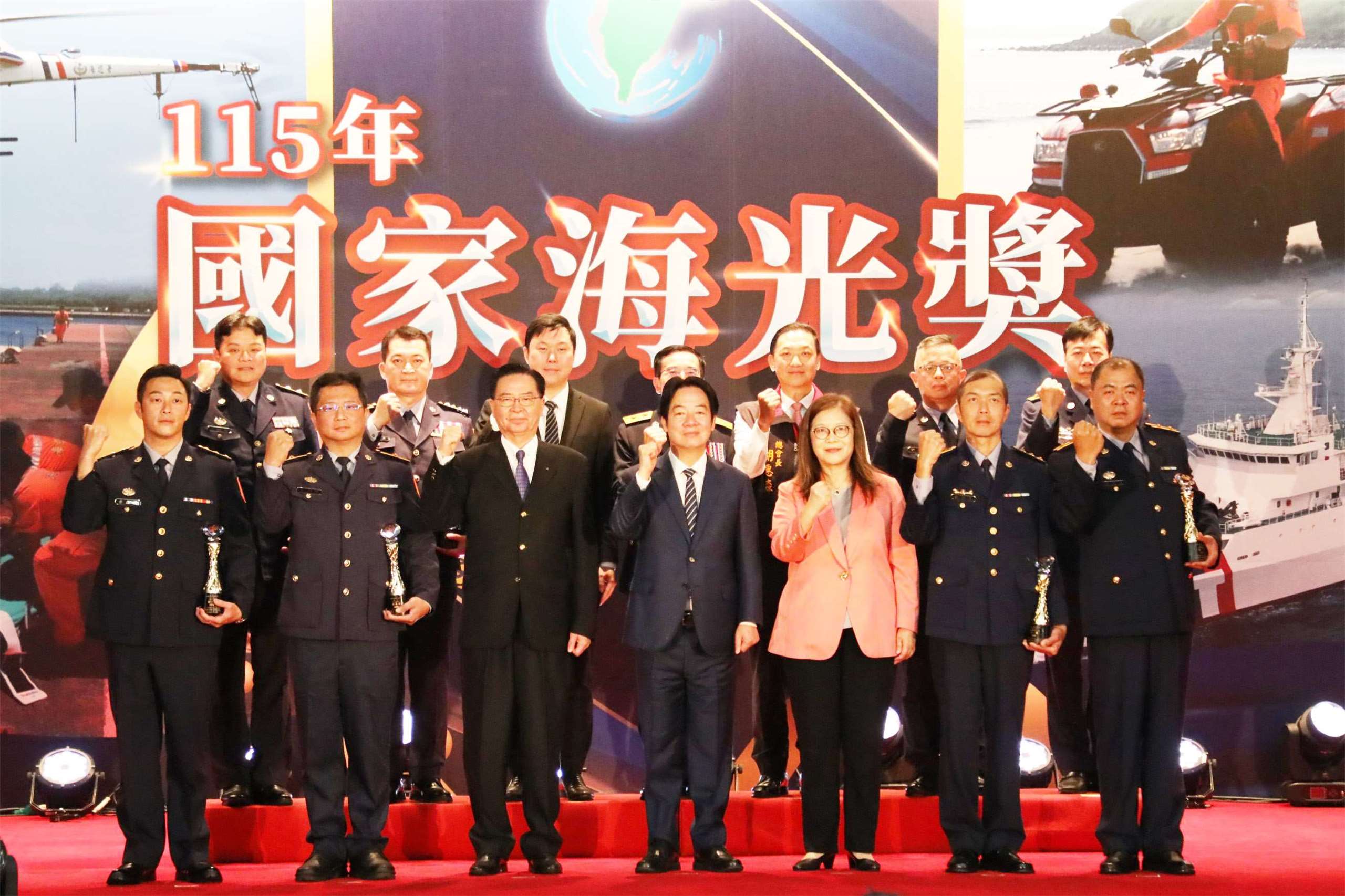 海巡署28日舉行首屆「國家海光獎」頒獎典禮，賴清德總統(前排中)親臨表揚五大領域有功人員。(海巡署提供)
