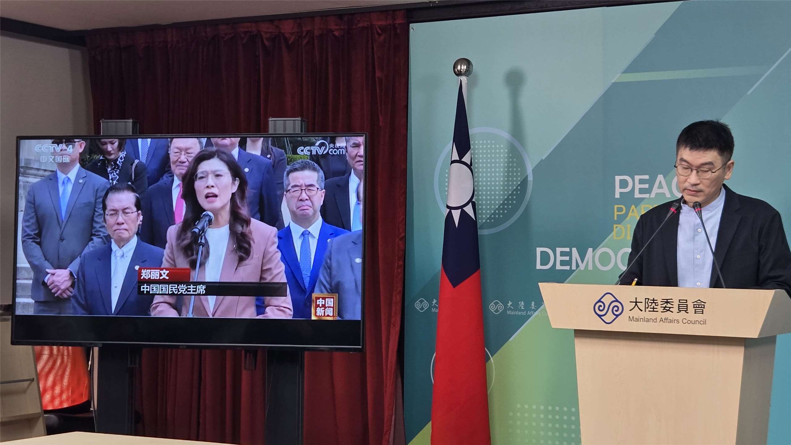 陸委會發言人梁文傑在記者會上，播放央視報導國民黨主席鄭麗文拜謁中山陵的內容。(陳國維 攝)