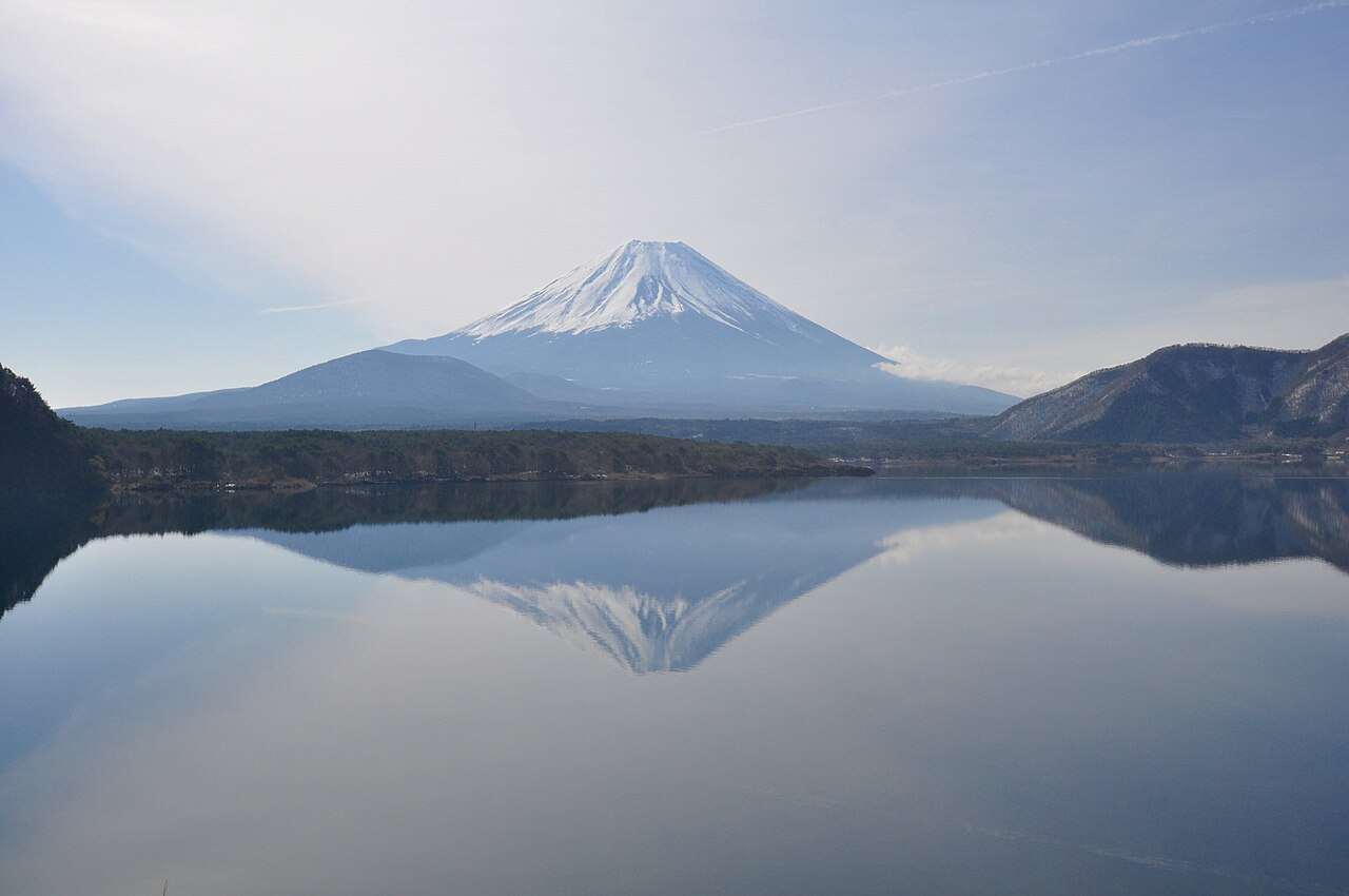 日本有關單位表示，4月12與15日山梨縣的北富士演習場及山中湖村的明神山周邊按計畫實施燒山作業，並非火災，請鄰近居民及遊客勿驚慌。(圖：維基百科)