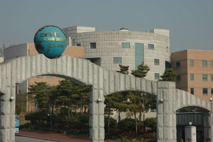 韓國光州私立的湖南大學爆出逾百名中國學生持假學歷入學事件，韓國法務部已經展開調查。圖為光州湖南大學正門。(圖取自湖南大學官網)