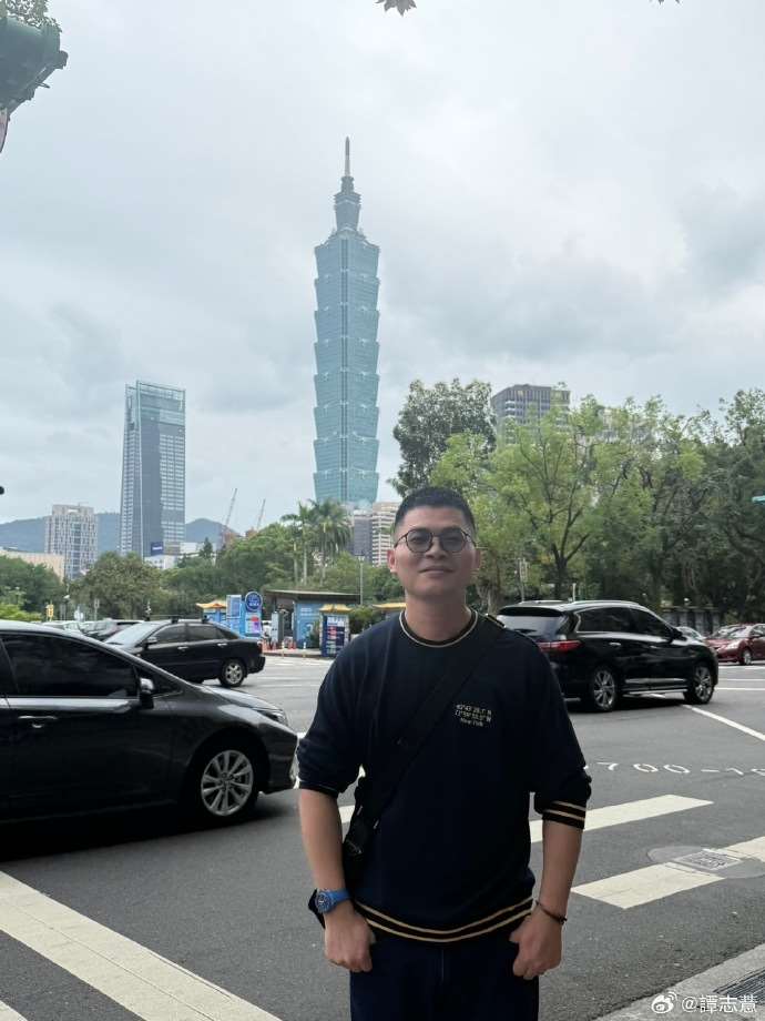 聽友:(微博名:洪湖黃家口)來台北與101大樓合照