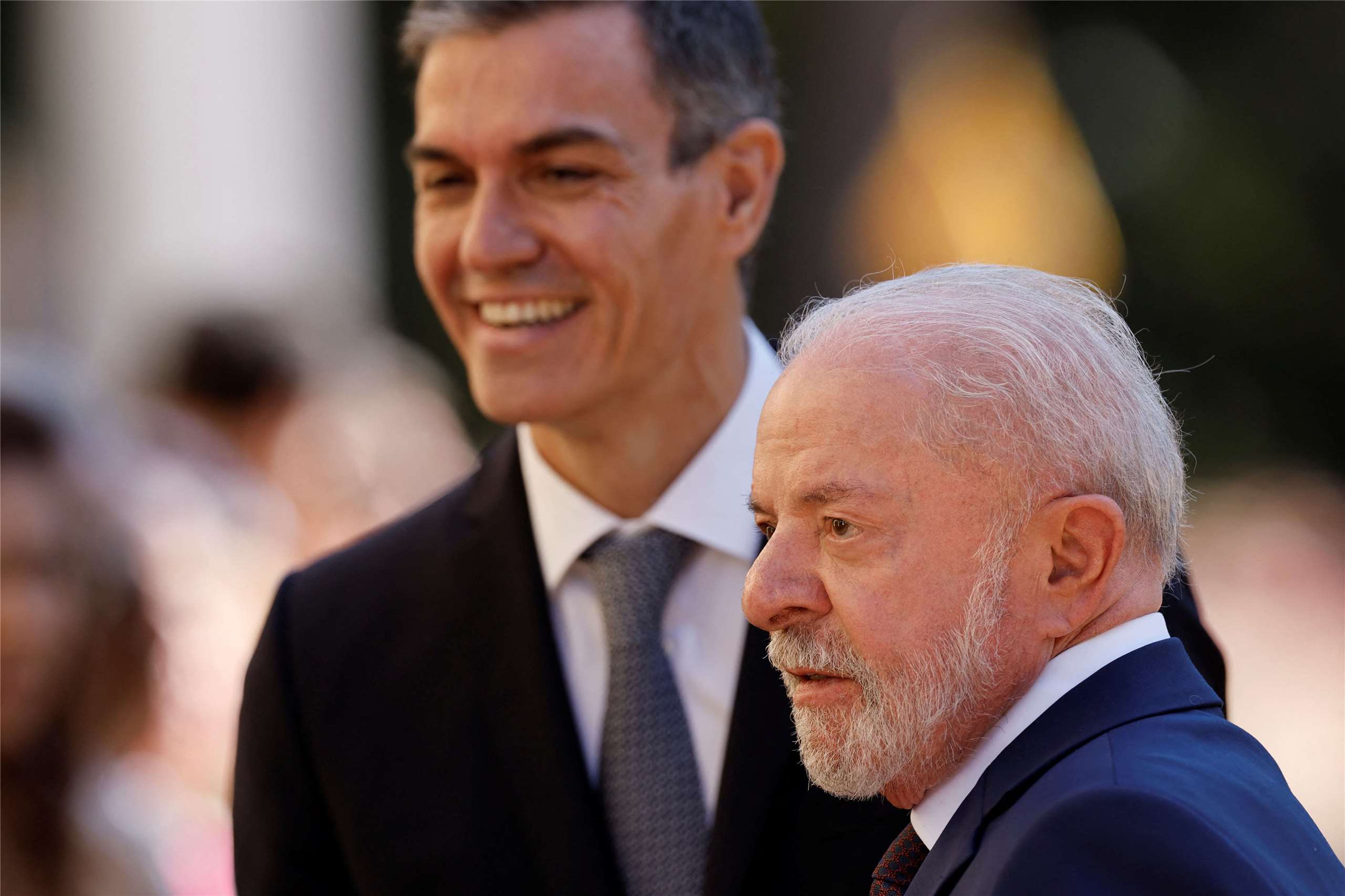 西班牙總理桑傑士(Pedro Sanchez)(左)17日以軍禮歡迎巴西總統魯拉(Luiz Inacio Lula da Silva)(右)到訪。