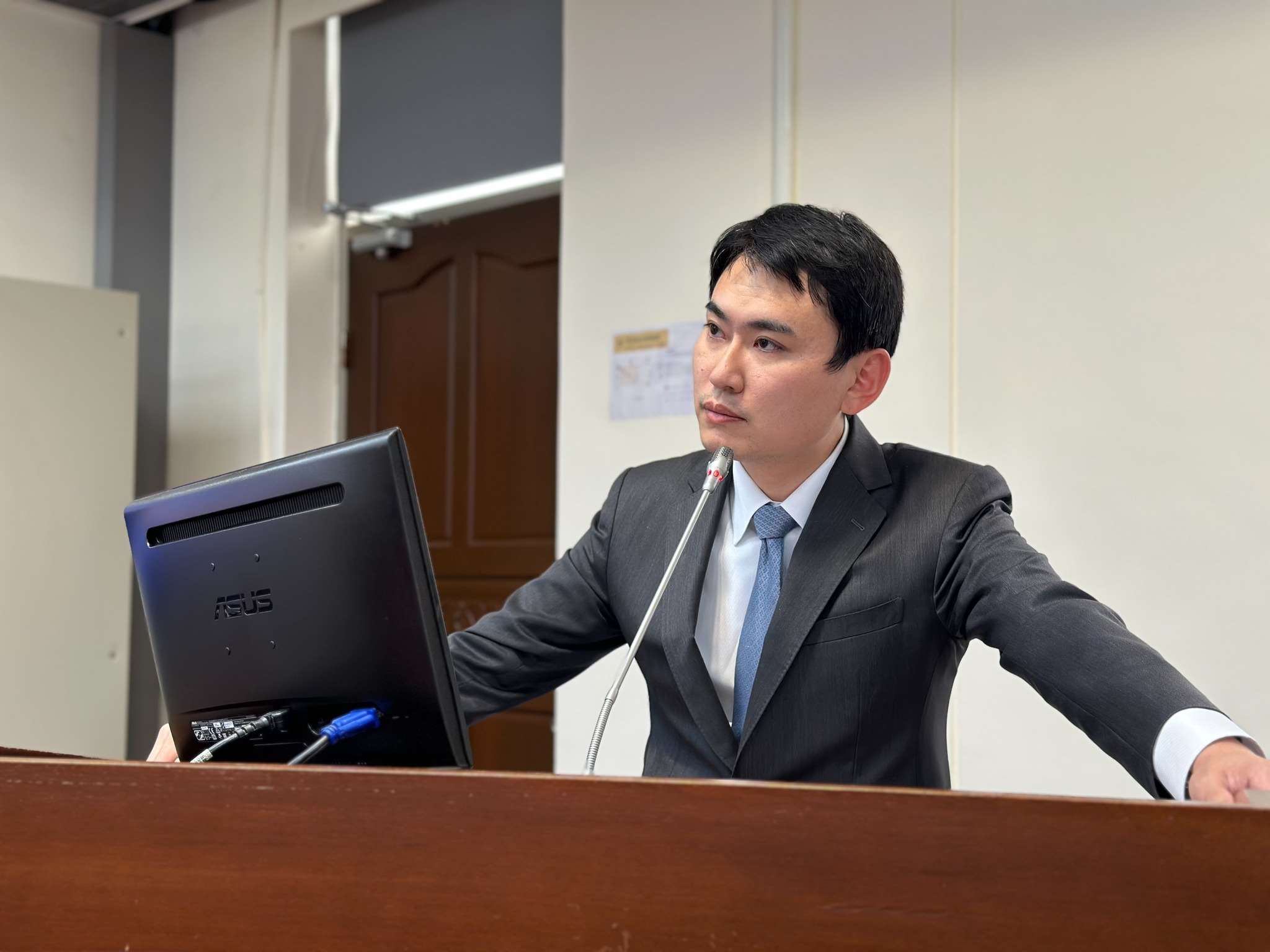 國民黨主席鄭麗文訪中的重頭戲「鄭習會」10日登場，民進黨立委陳冠廷質疑，國民黨缺席國防特別預算條例的協商，又藉「排考察」拖延進程，他研判國民黨是有計畫性地在「川習會」前製造不利台灣的氛圍。(圖：陳冠廷臉書)
