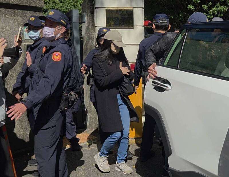 男童剴剴遭虐死案，台北地方法院依過失致死罪判處兒盟社工陳尚潔(中)2年徒刑。圖為陳姓社工早前出席庭訊資料照。