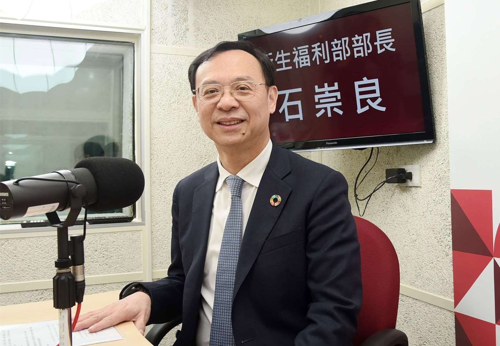 衛福部長石崇良27日接受央廣專訪，呼籲社會為社工加油。(江麗華 攝)