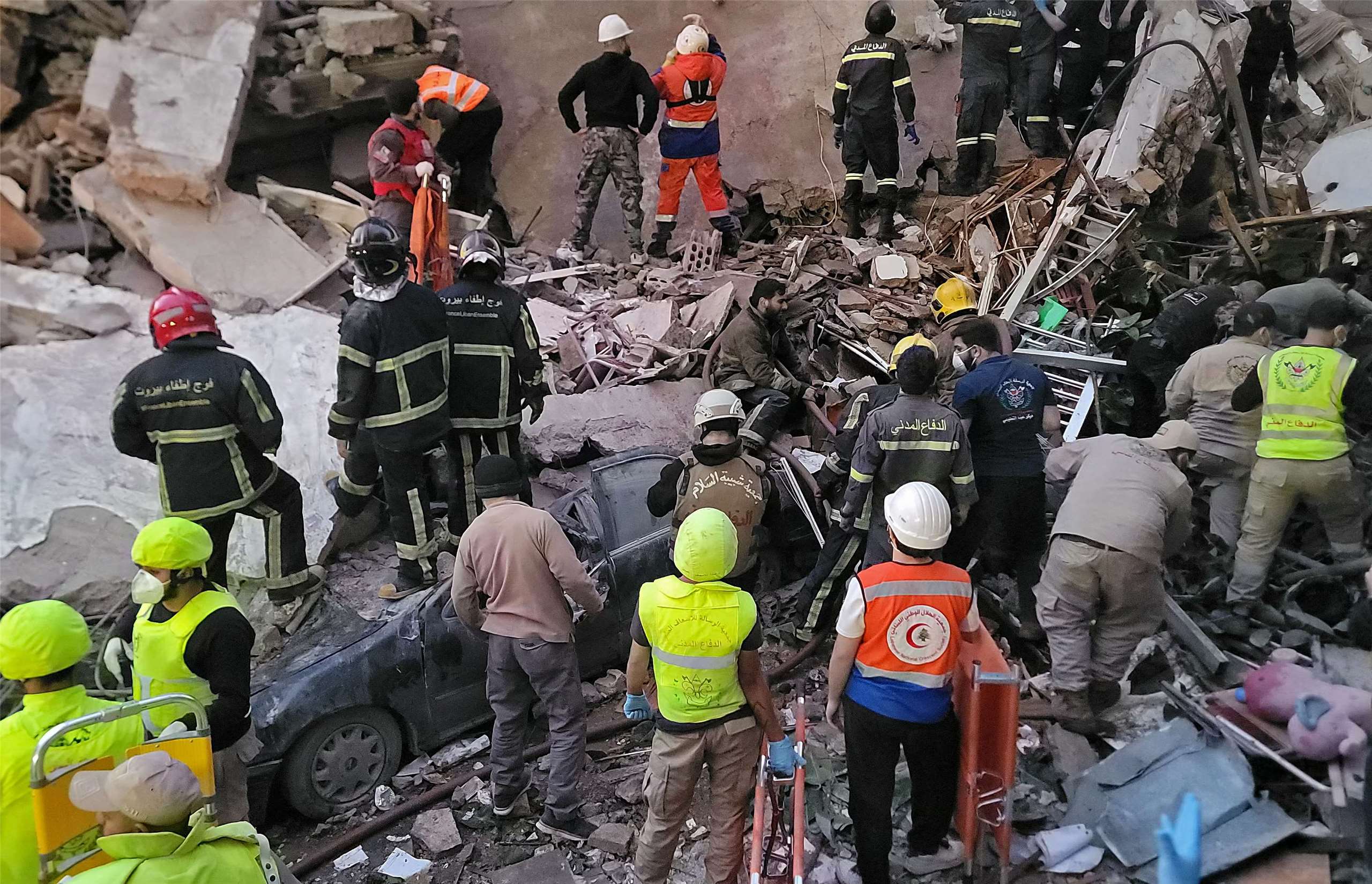 歐盟譴責以色列8日空襲黎巴嫩釀成重大死傷。圖為空襲後，急救人員和居民聚集在災難現場。資料照。