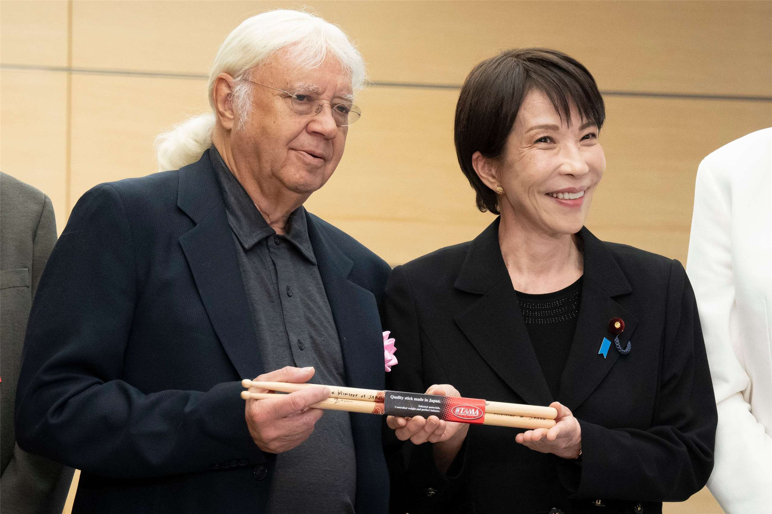 日本首相高市早苗10日接見來日巡演的英國傳奇搖滾樂團「深紫」（Deep Purple），她特地向鼓手伊恩佩斯（Ian Paice）贈送親筆簽名的鼓棒，並以英文說「You are my god（你是我的神）」，展現崇敬之情。
