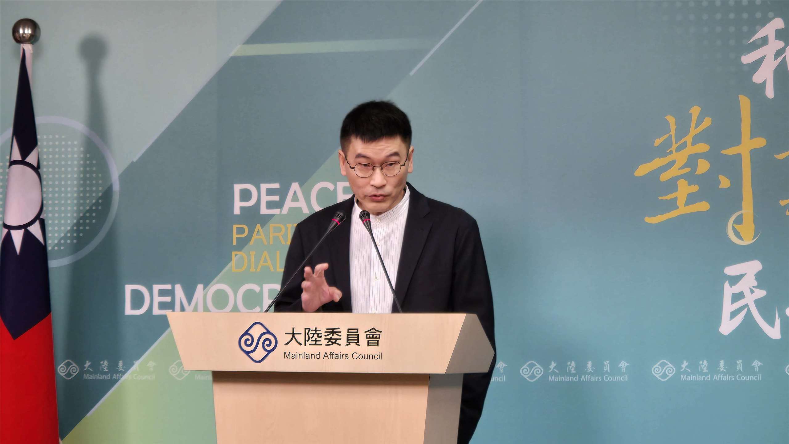 陸委會副主委梁文傑2日主持陸委會例行記者會。(陳國維 攝)