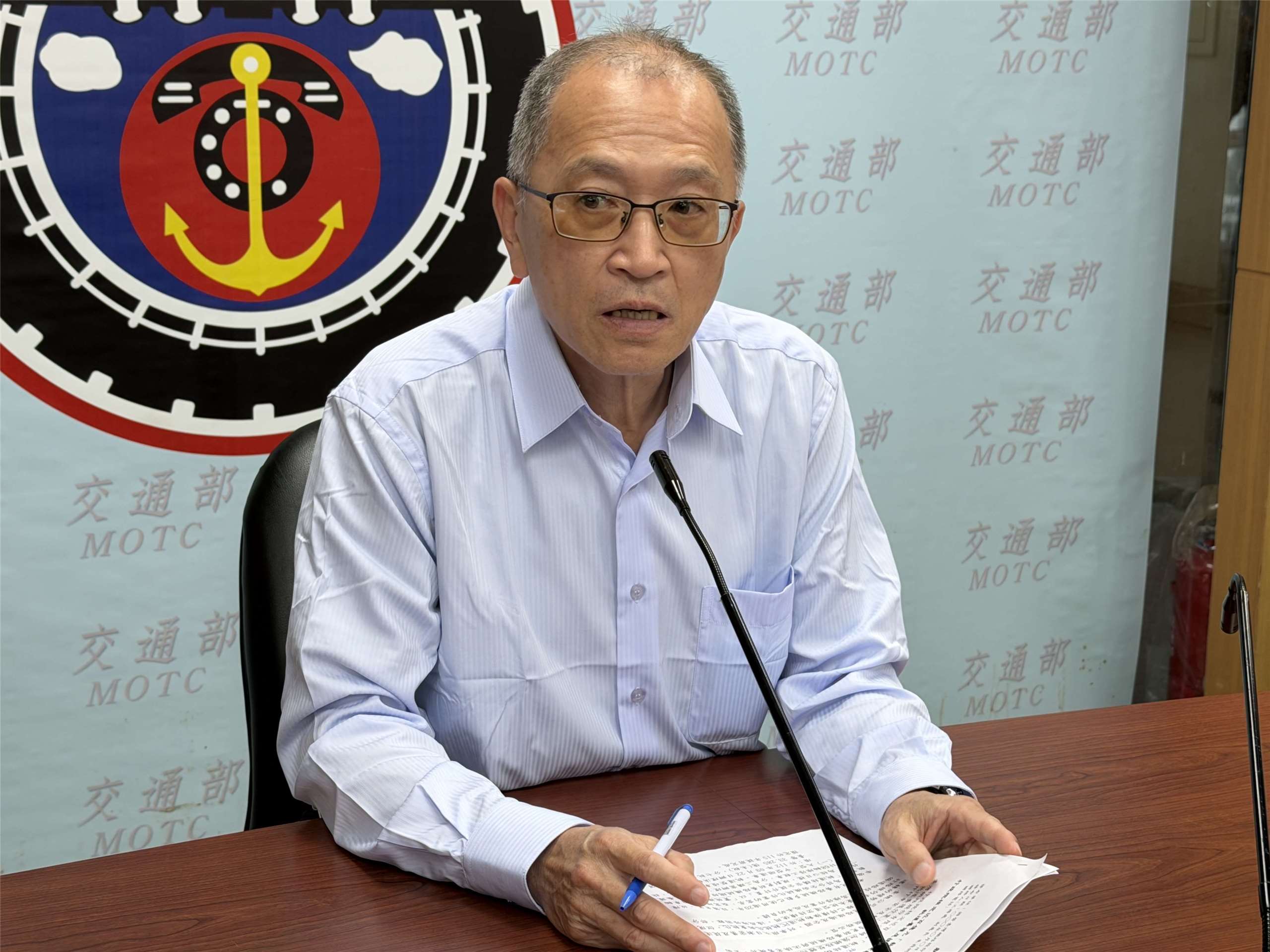 台鐵工務處副處長朱我帆24日說明行政院核定的「軌道結構安全提升計畫」。(吳琍君攝)