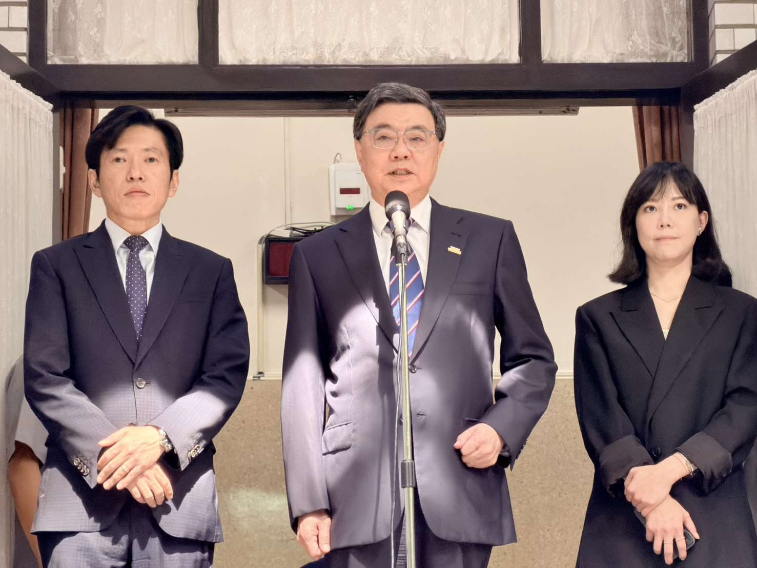 行政院長卓榮泰(中)28日赴立法院施政總質詢前受訪。(鄭佑漢 攝)