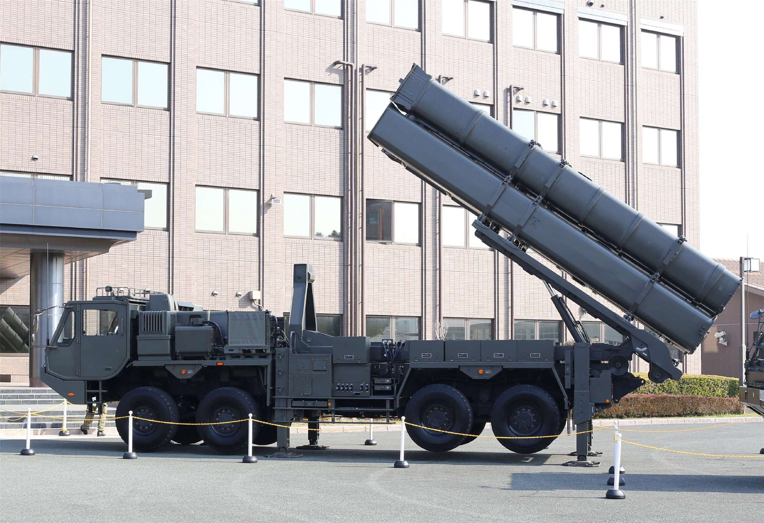 日本防衛省九州防衛局17日在熊本市的陸上自衛隊健軍駐屯地，於國內首次部署前，公開展示「12式陸基反艦飛彈」。
