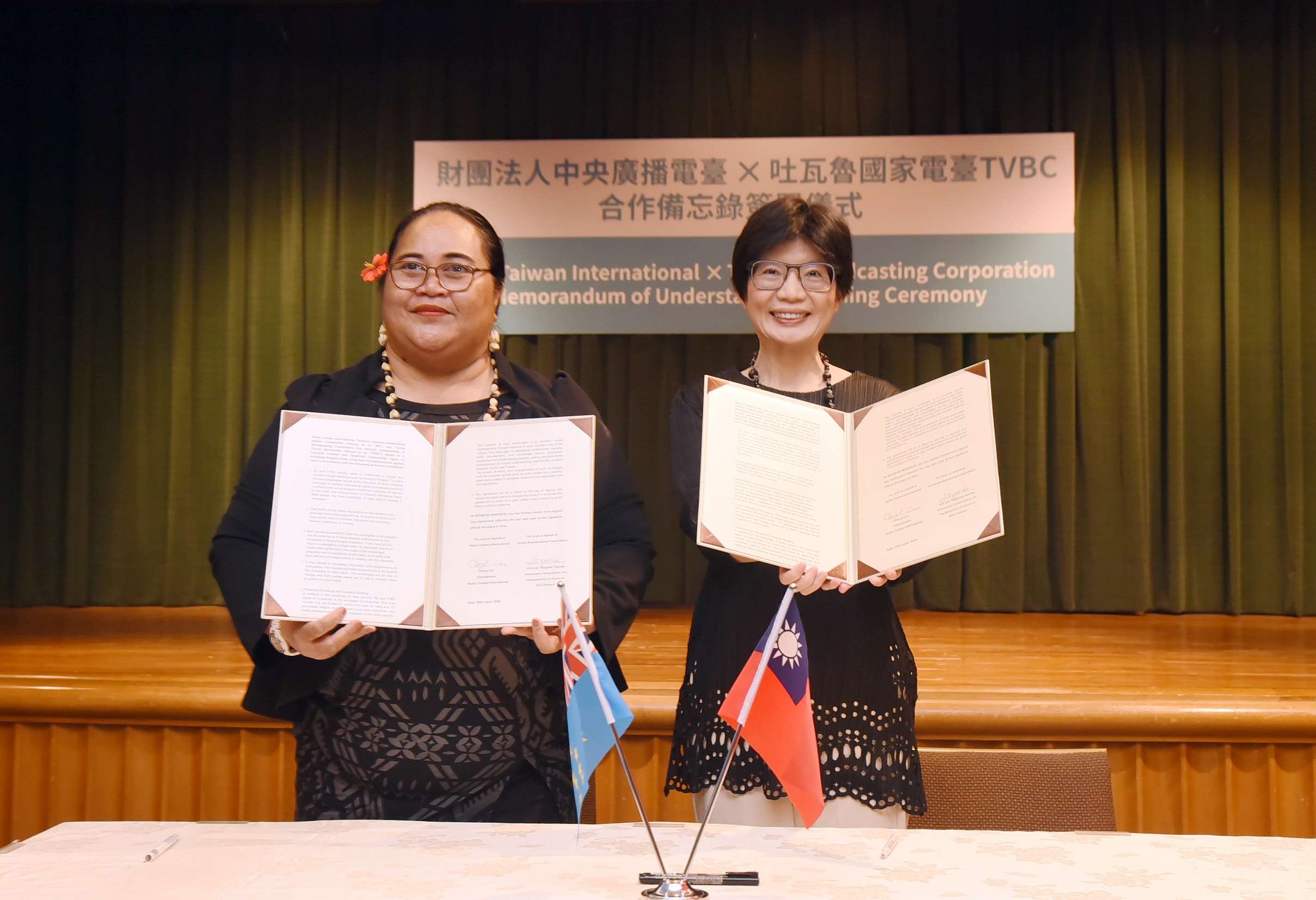 中央廣播電臺與吐瓦魯廣播公司(TVBC)自2005年首度簽署合作備忘錄後，雙方已合作20年，28日兩機構簽訂新版MOU。左為吐瓦魯駐台大使法莉莉(Lily Tangisia Faavae)、右為央廣董事長賴秀如。(圖：Rti央廣)