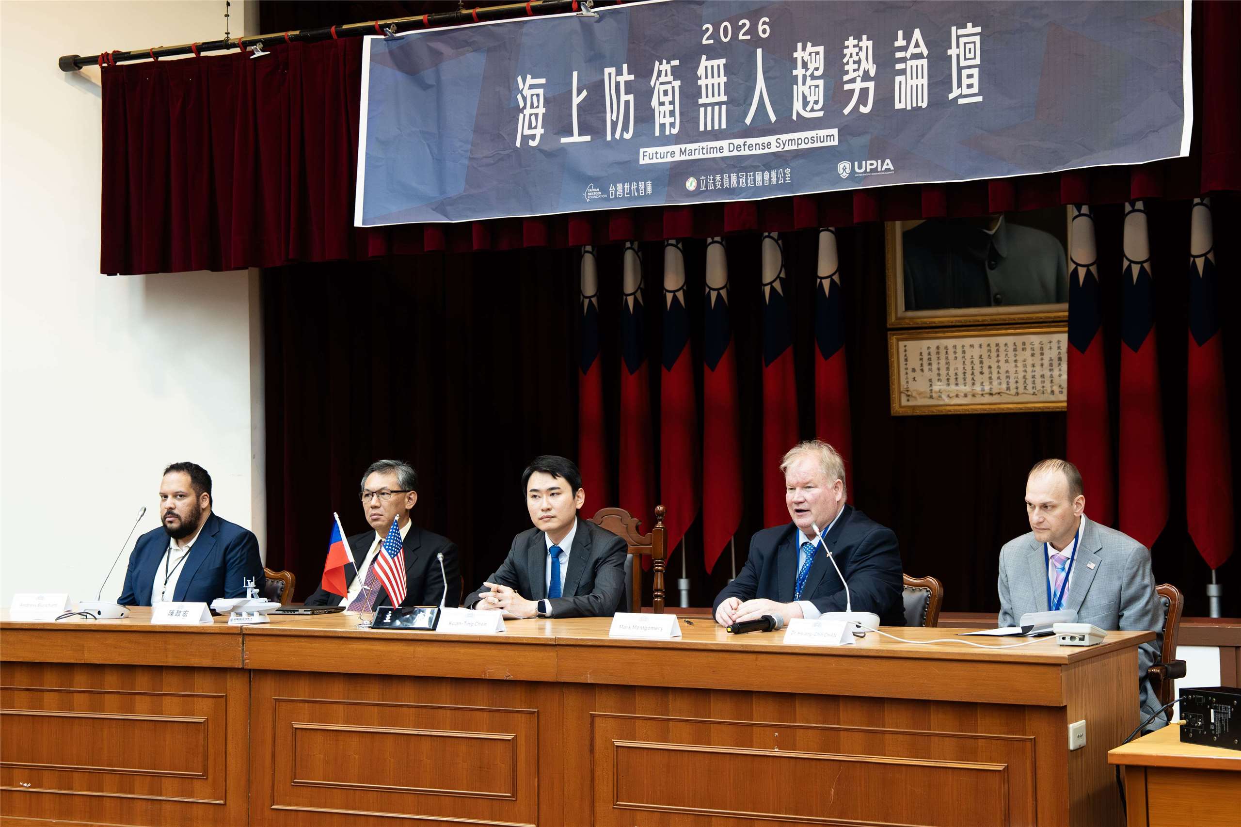 民進黨立委陳冠廷(中)7日上午在立法院舉行「海上防衛無人趨勢論壇」，邀請美國海軍退役少將蒙哥馬利(右2)與台船董事長陳政宏(左2)等國內外產官學者，共同探討海上安全與發展的方向。(楊仁翔攝)