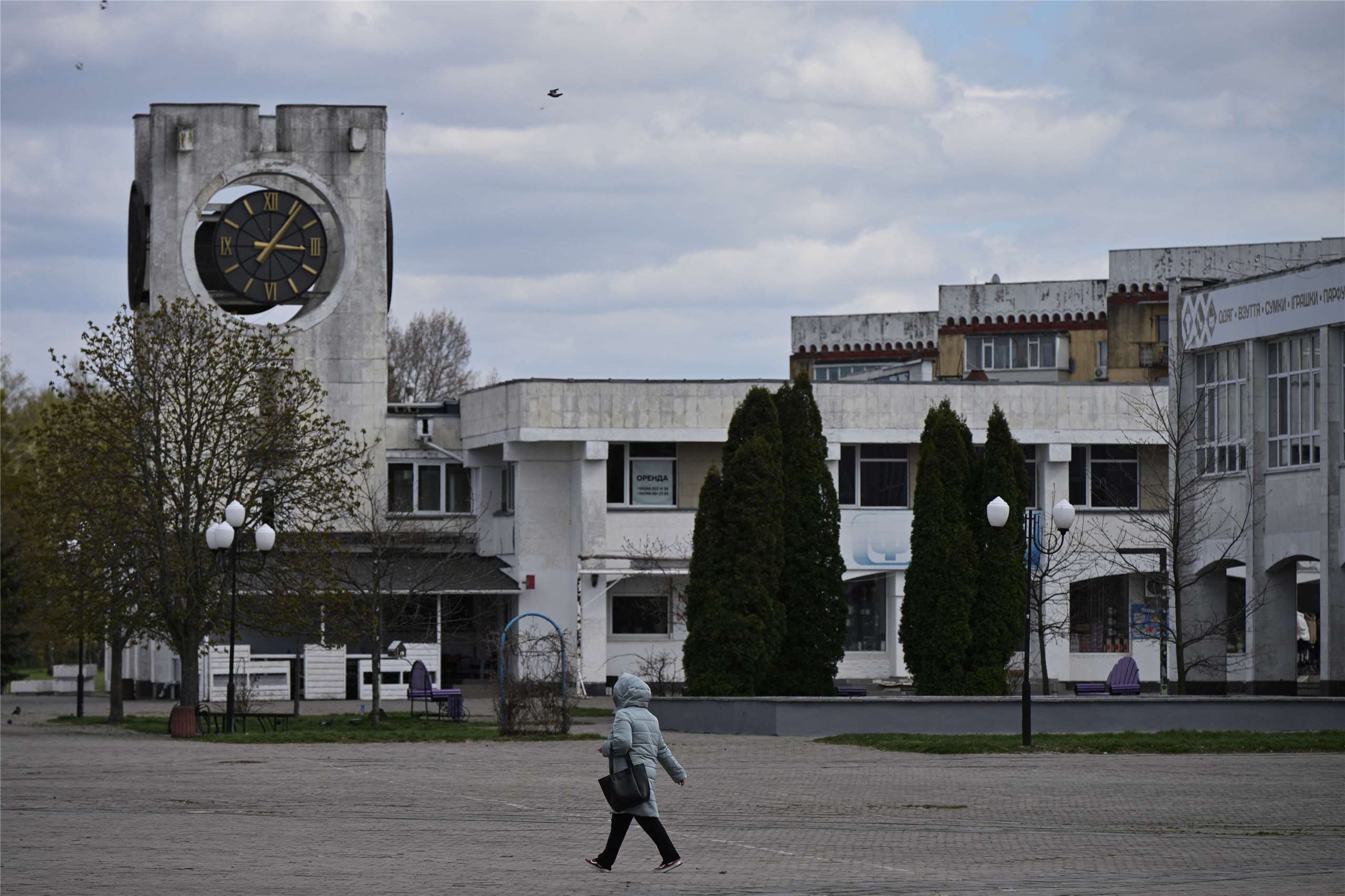  烏克蘭今天(26日)紀念車諾比(Chornobyl)核災40週年。圖為一名烏克蘭民眾走斯拉武特奇鎮(Slavutych)街頭，這個城市是當年為了安置車諾比核電廠周邊城鎮疏散的民眾而設立。(AFP)