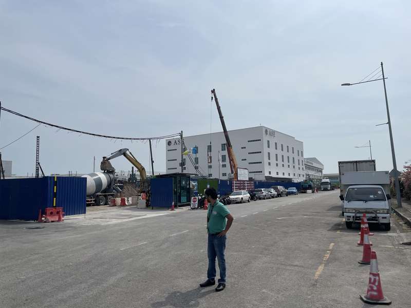 馬來西亞檳城成為國際大廠因應地緣政治風險、重組全球供應鏈的樞紐重鎮，半導體大廠紛紛在當地擴充產能。圖為檳城工業區內台灣日月光半導體新廠動工一隅。(中央社資料照)
