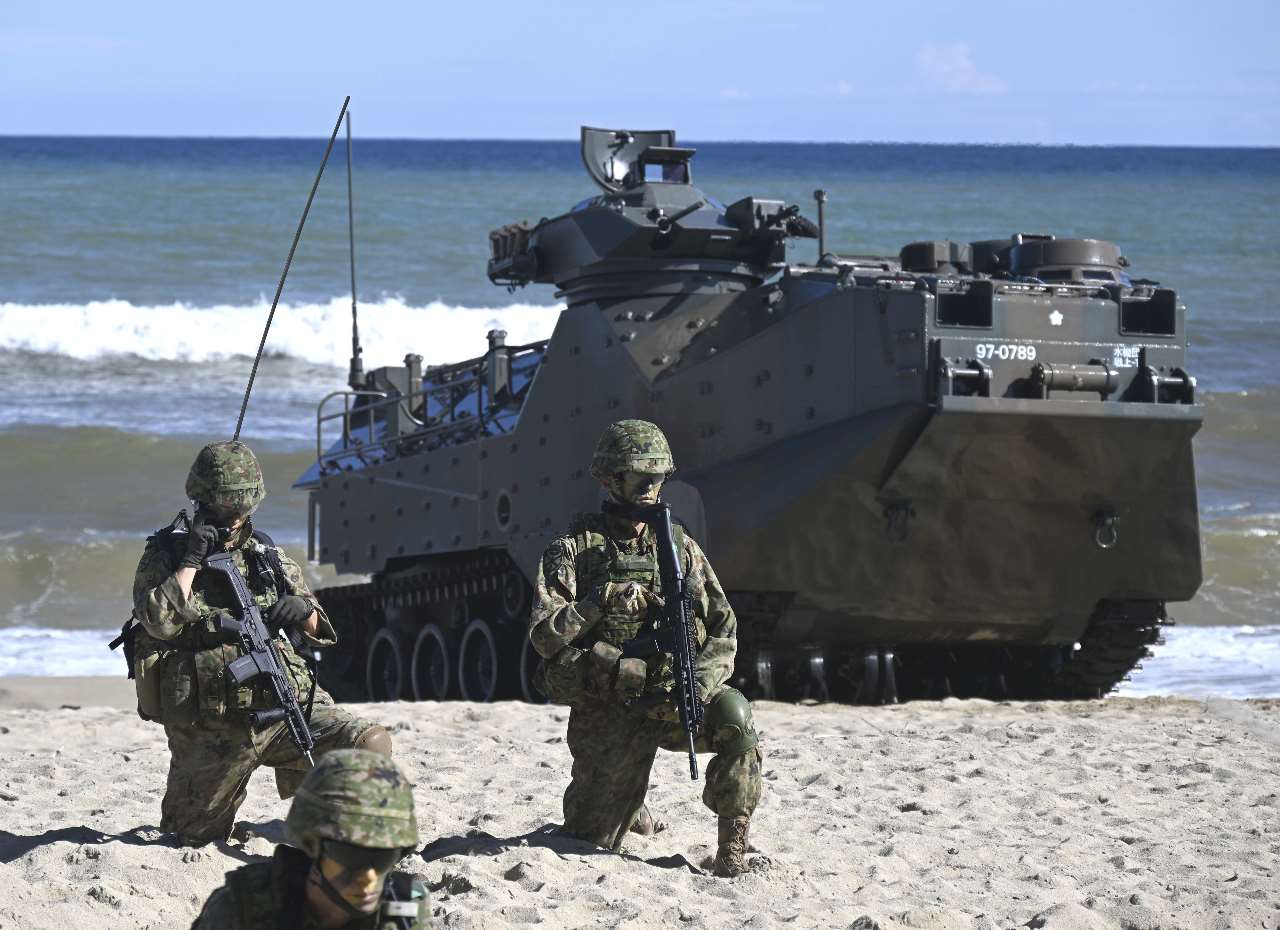 日本自衛隊今年將首次以作戰部隊身分，派遣約1400名兵力參與4月20日登場的美菲年度「肩並肩」聯合軍演。圖為日本自衛隊兩棲快速部署旅。(美聯社/達志影像)