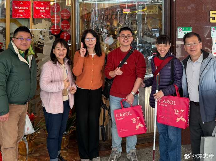 右二為聽友許家敏、右三為洪湖黃家口，專程來到央廣與主持人溫馨相聚，留下難忘時刻。