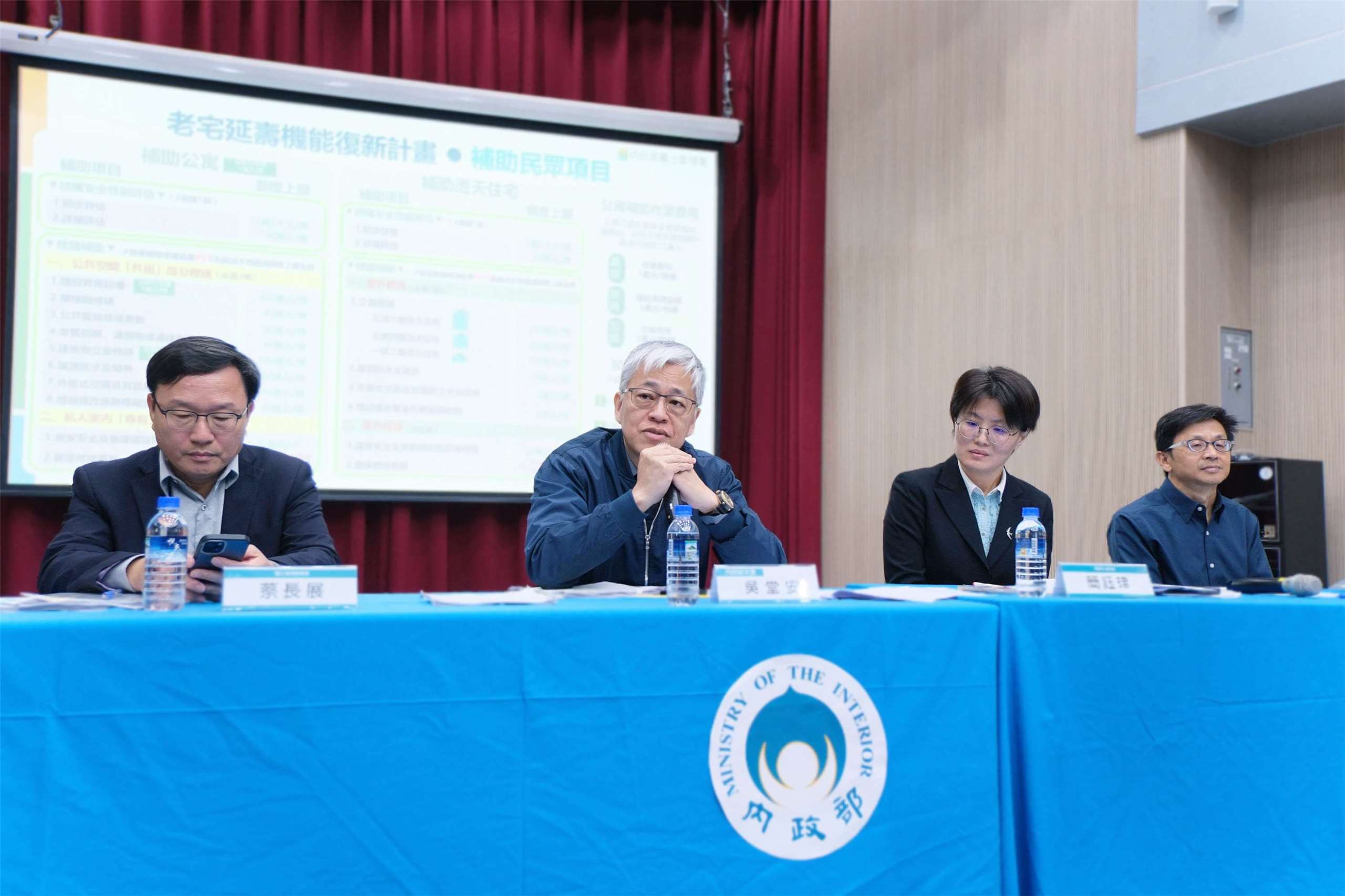 內政部表示，行政院已在今年3月16日核定「老宅延壽機能復新計畫」，編列新台幣50億元特別預算推動居住安全改善工作，民眾可申請到每棟最高65%的修繕補助。圖為內政部部務會報會後記者會。(圖：內政部)