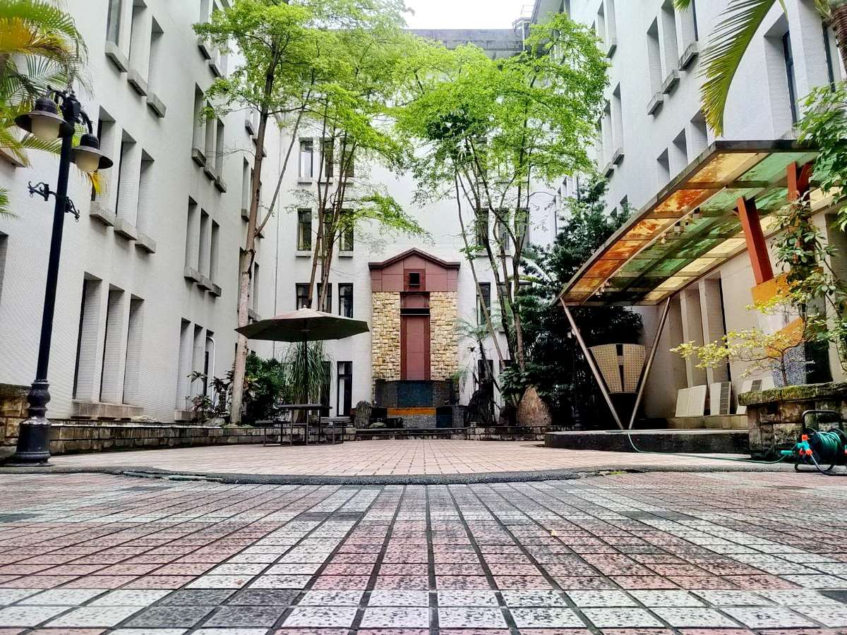 外交部表示，大樓將維持行政辦公與接待外賓功能，同時設法提升文化資產價值。圖為外交部前後棟之間的「協力庭」 (央廣記者王照坤 攝)