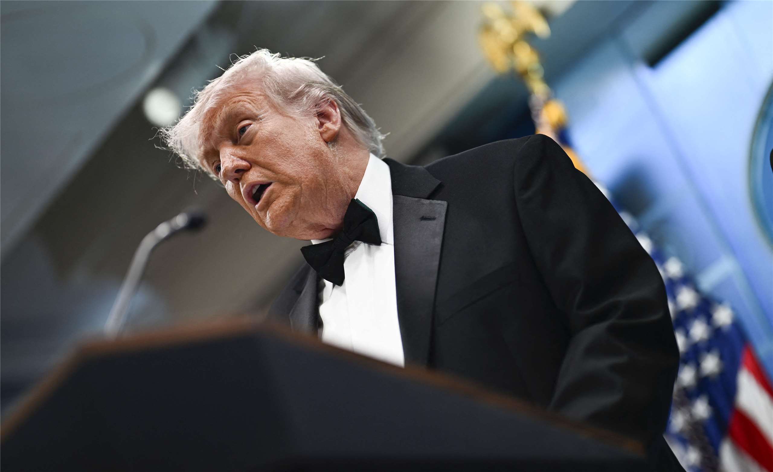 繼先前兩次暗殺未遂後，一名持槍男子25日闖入白宮記者協會晚宴的飯店安檢區開槍，這是美國總統川普(Donald Trump)3年來第3度面臨危險。圖為川普25日晚間緊急撤離後，返回白宮舉行記者會。(AFP)