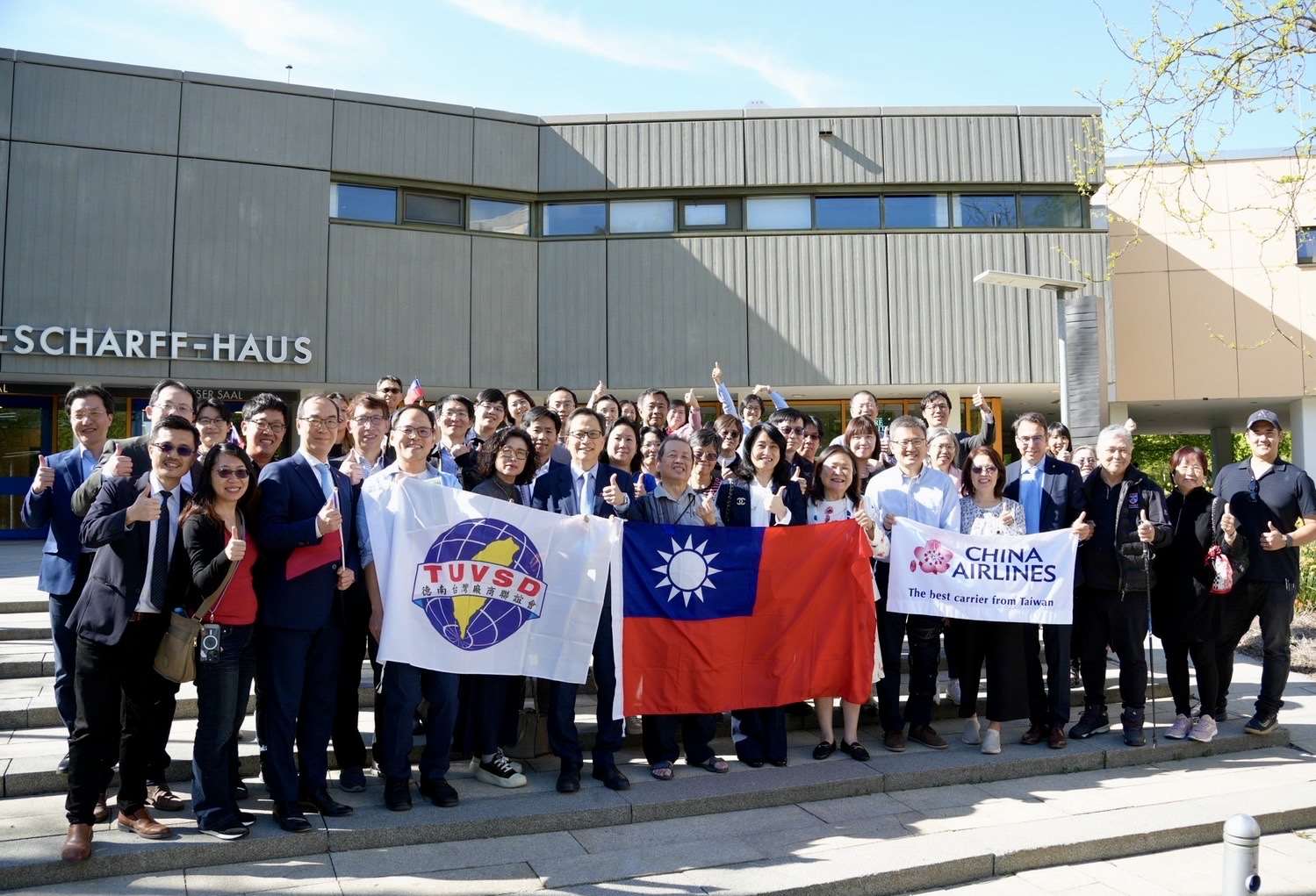 第32屆「德國台商總會年會」在德國新烏姆（Neu-Ulm）市舉行，近百位在德國投資之台商及專家就當前經貿趨勢及合作機會進行交流。圖：駐德代表處提供