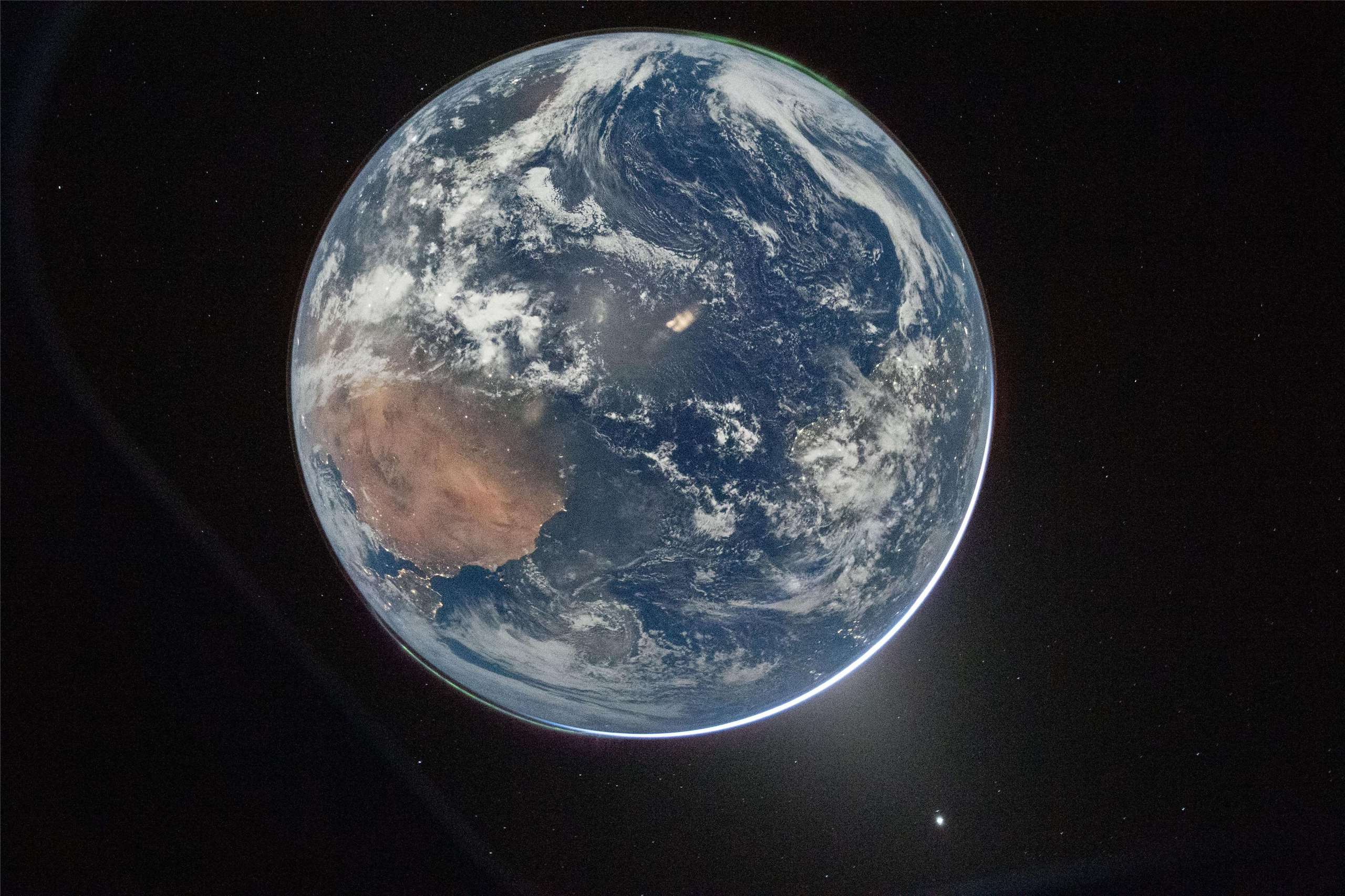 美國國家航空暨太空總署(NASA)發佈從獵戶座(Orion)太空船內部拍攝的首批影像，其中包括一幅地球全景照片。 (圖:X@NASA)