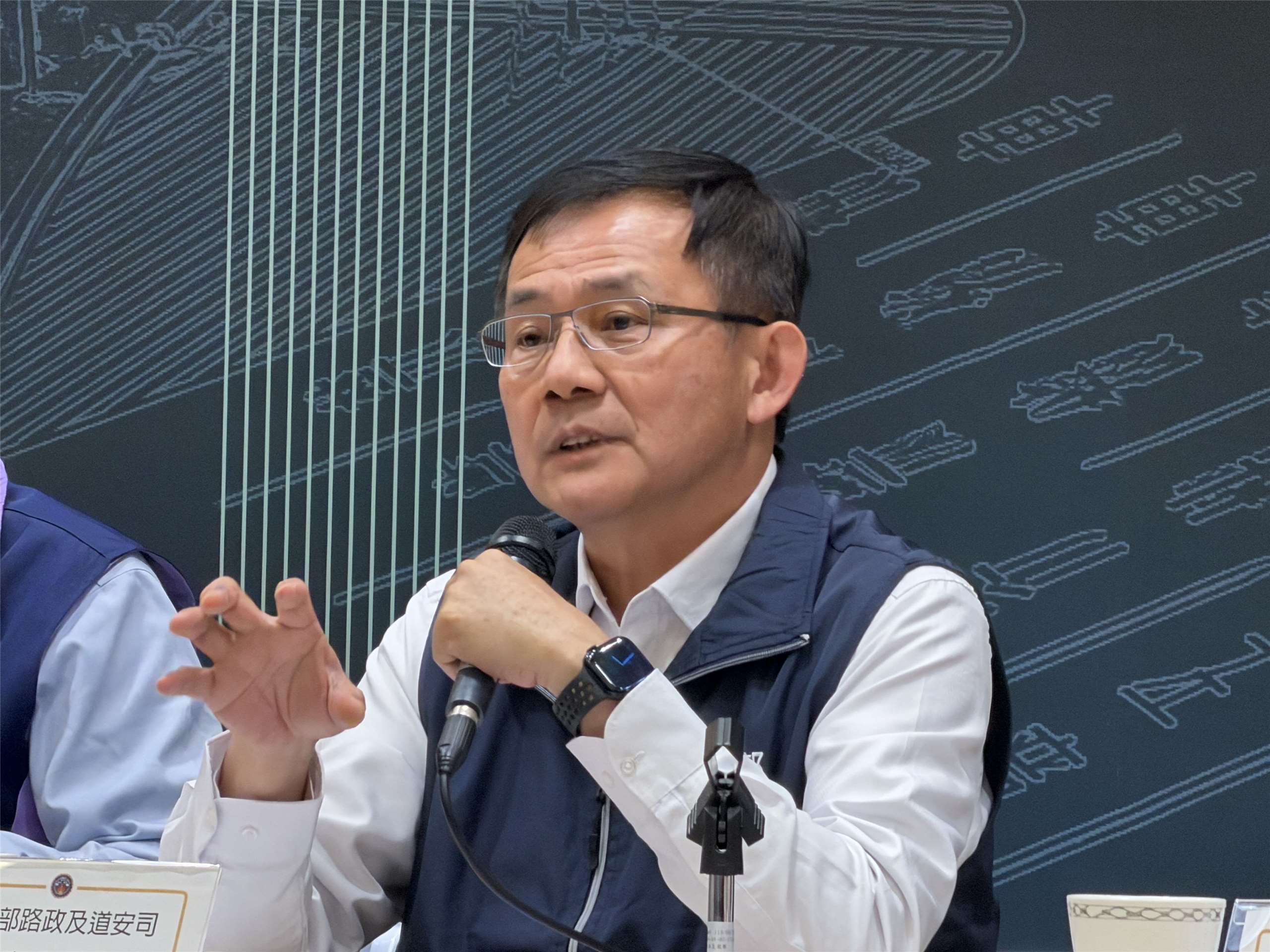 交通部路政及道安司長吳東凌7日說明最新的道安數據。(吳琍君 攝)