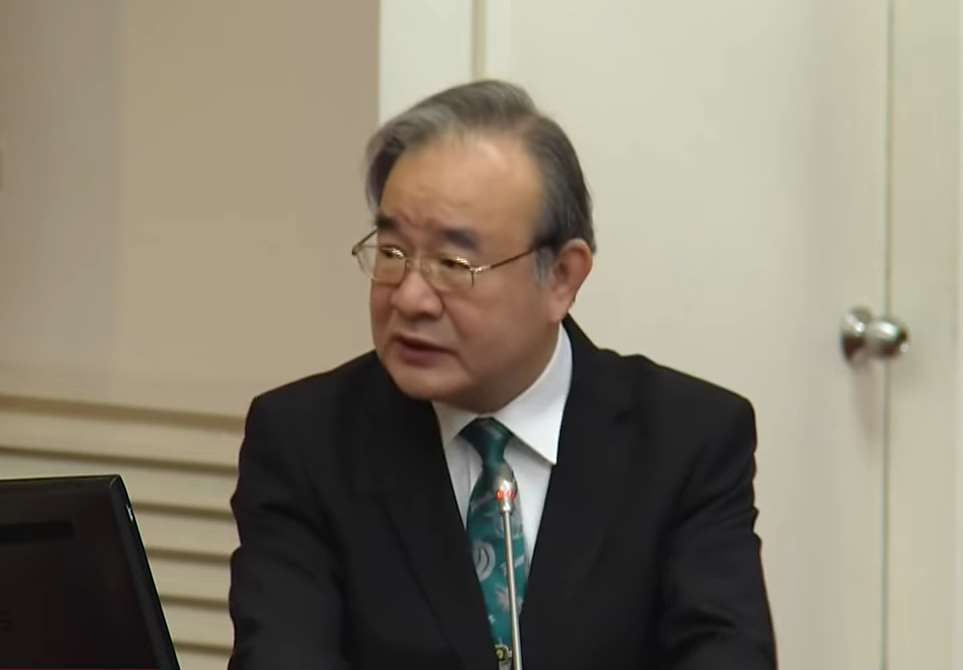 農業部次長胡忠一指出，過去馬鈴薯進口時，不管是鮮食用或是加工用，只要發芽超過0.5公分，或是驗出龍葵鹼超過200ppm(百萬分之一濃度)，就會一律退運。(圖擷自國會頻道)