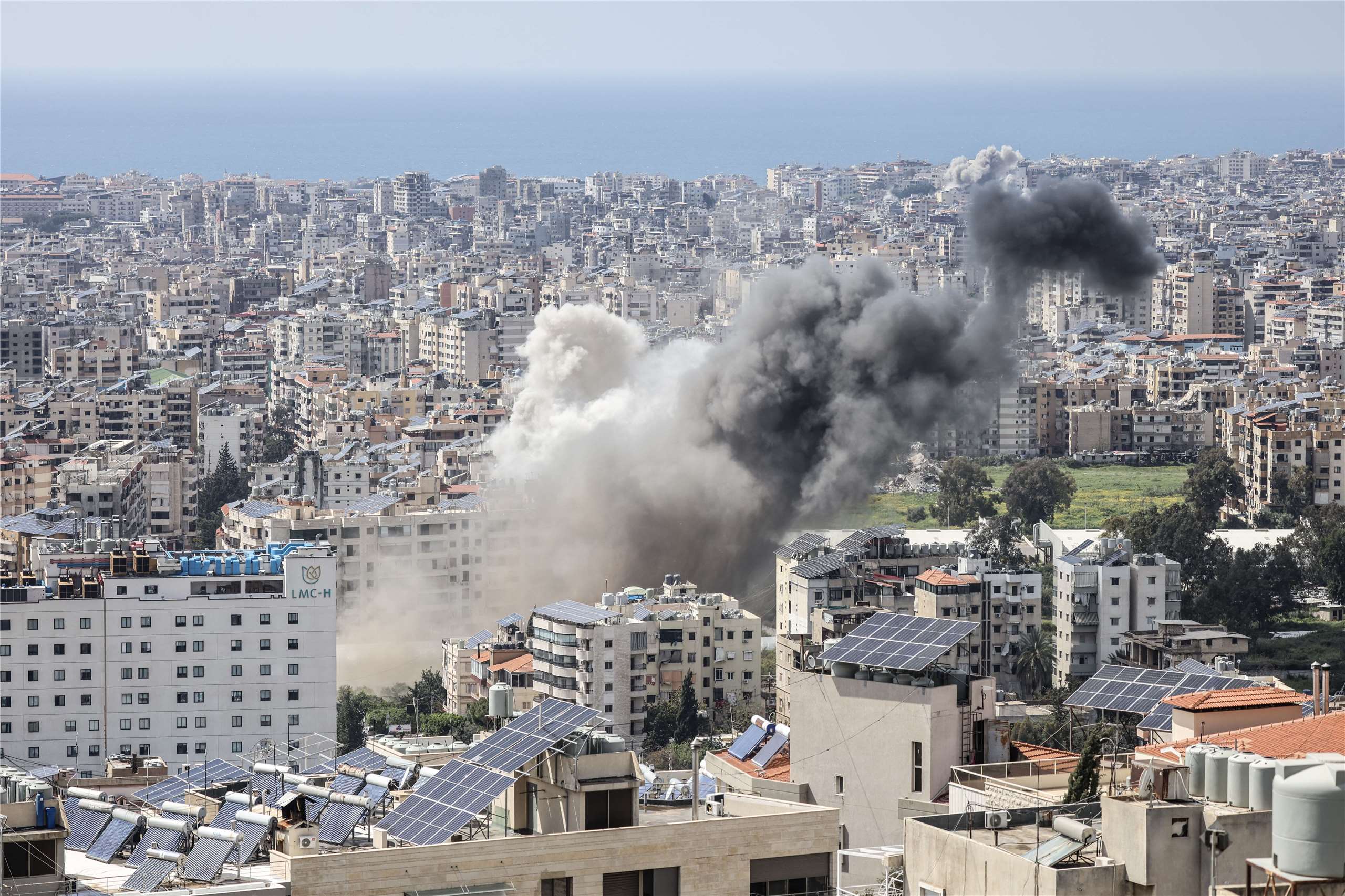 以色列8日對貝魯特及其南部郊區發動空襲後，濃煙升起。