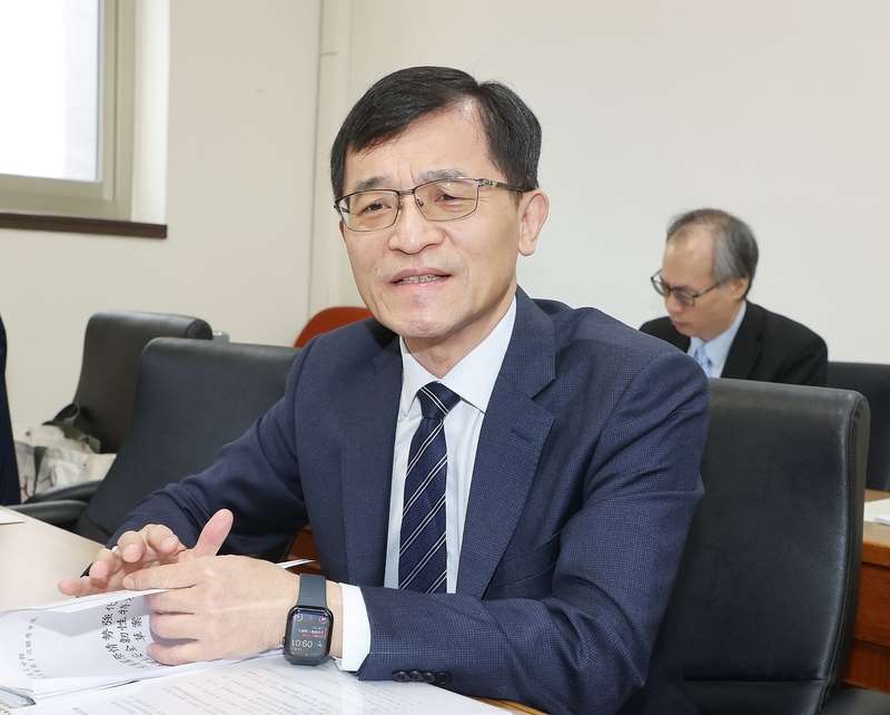 經濟部次長何晉滄(前)表示，國際油價在短期內很難回到戰爭價位。(中央社資料照片)