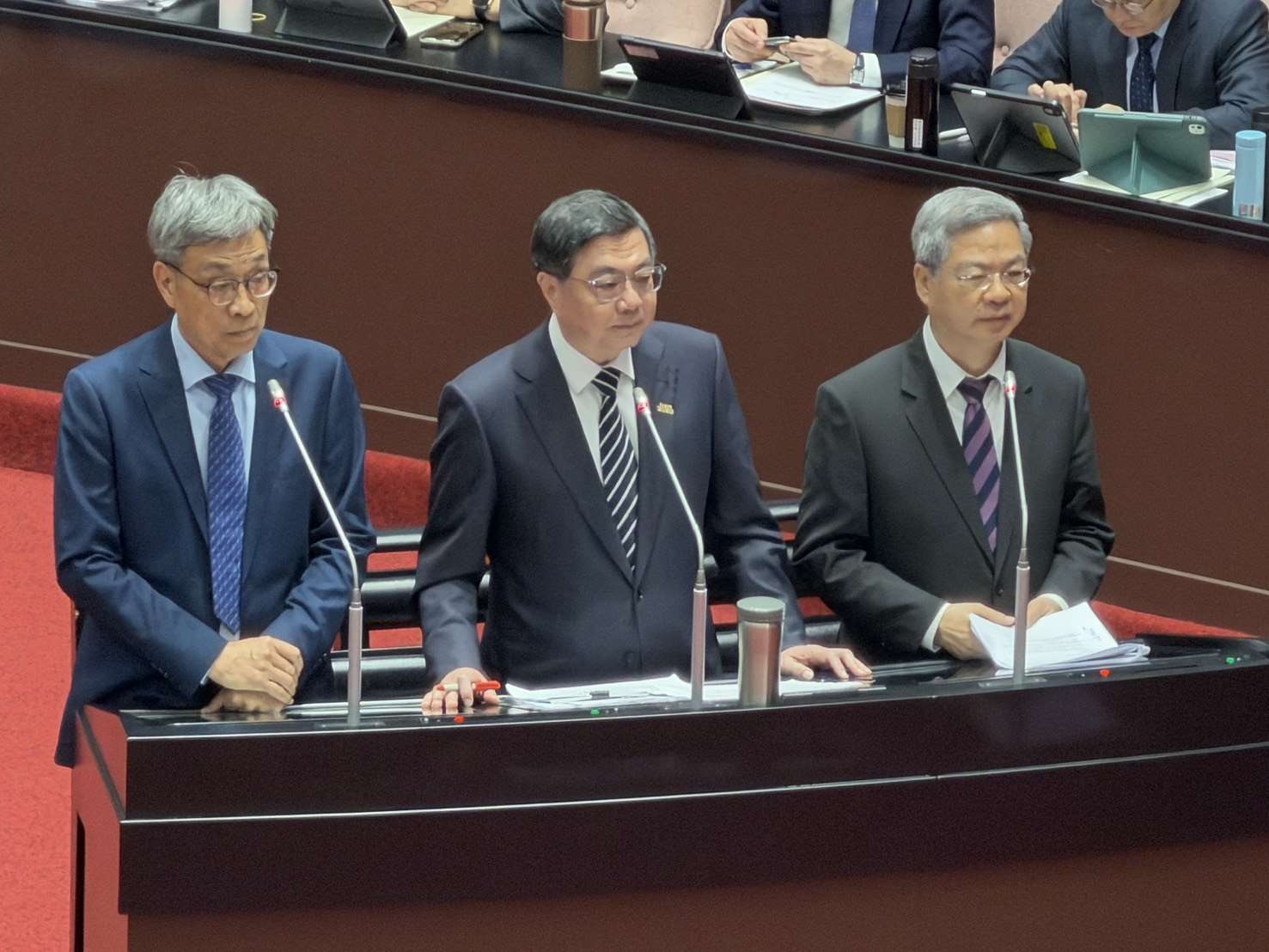 行政院長卓榮泰(中)、農業部長陳駿季(左)及經濟部長龔明鑫(右)24日於立法院備詢。(鄭佑漢 攝)
