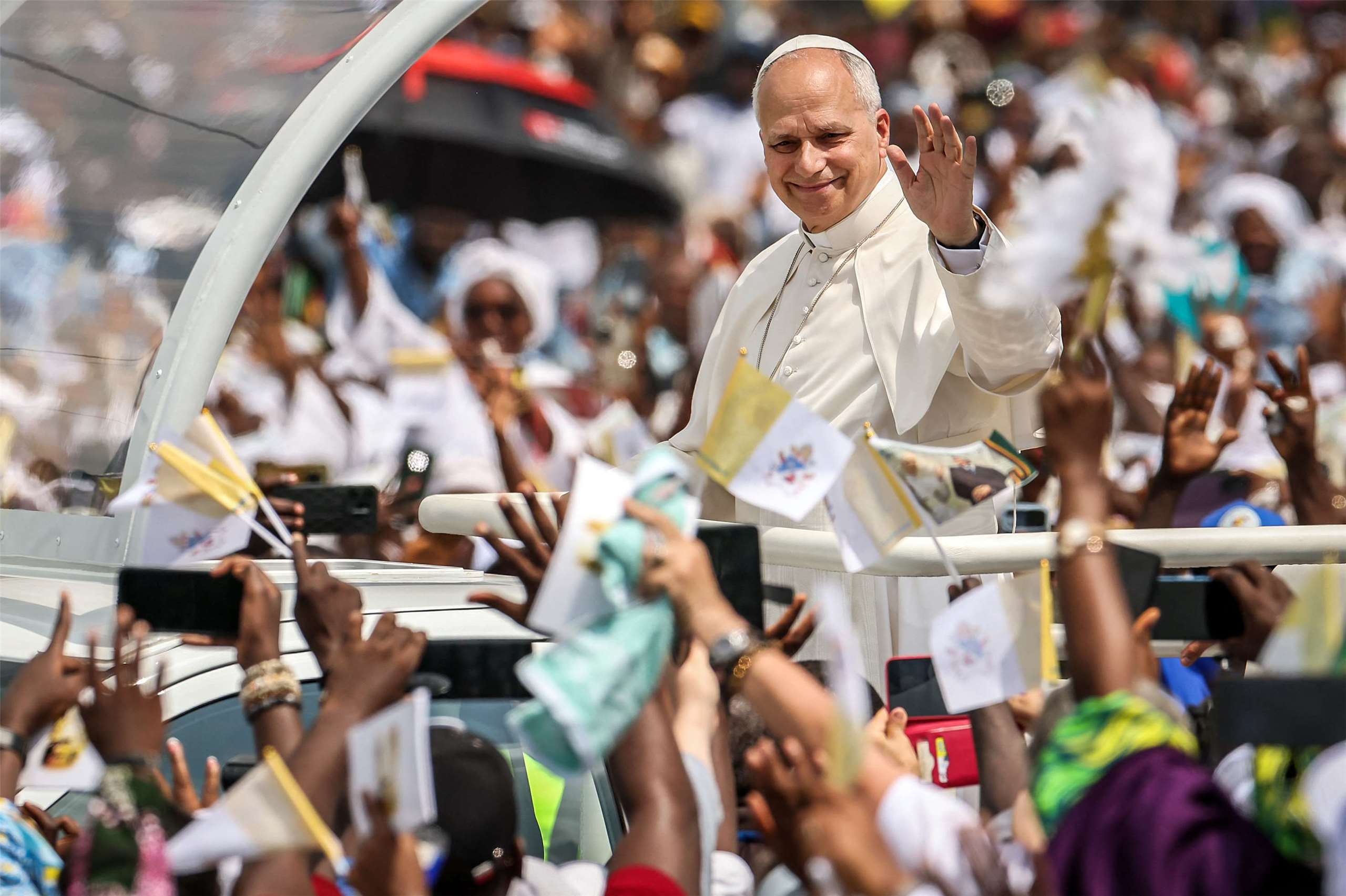 教宗良十四世（Pope Leo XIV）訪問喀麥隆，在杜阿拉（Douala）為超過12萬名信徒主持彌撒，這是他非洲訪問行程中規模最大的一場活動。