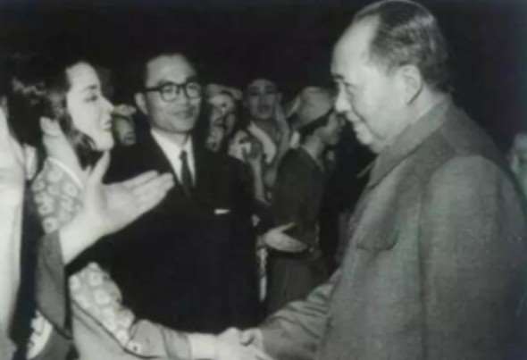 1964年10月毛澤東接見松山芭蕾舞團，稱其為「老前輩」。(網圖/本文作者提供)