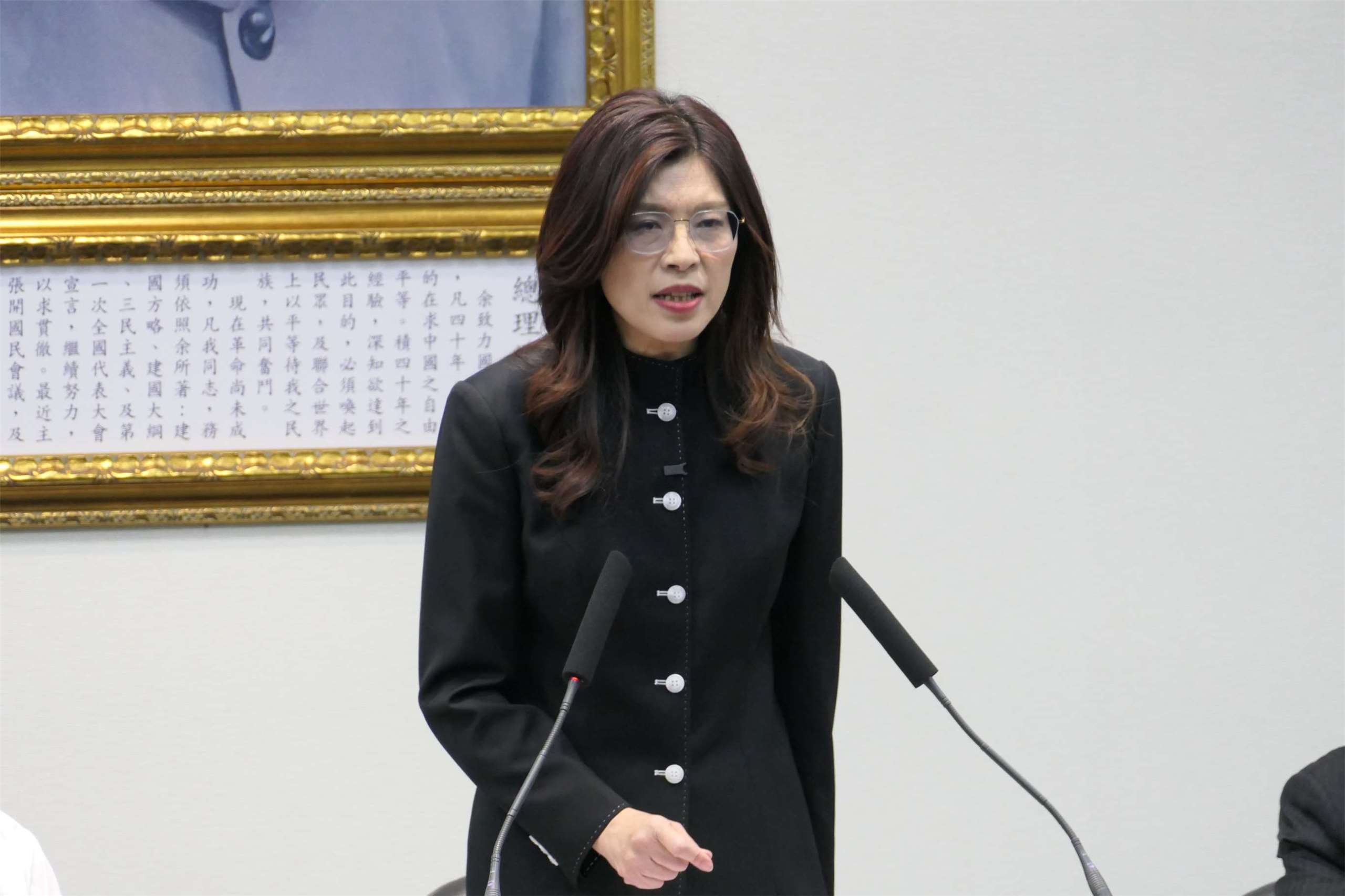 國民黨主席鄭麗文今天(15日)身穿中山裝現身中常會。(趙婉淳 攝)