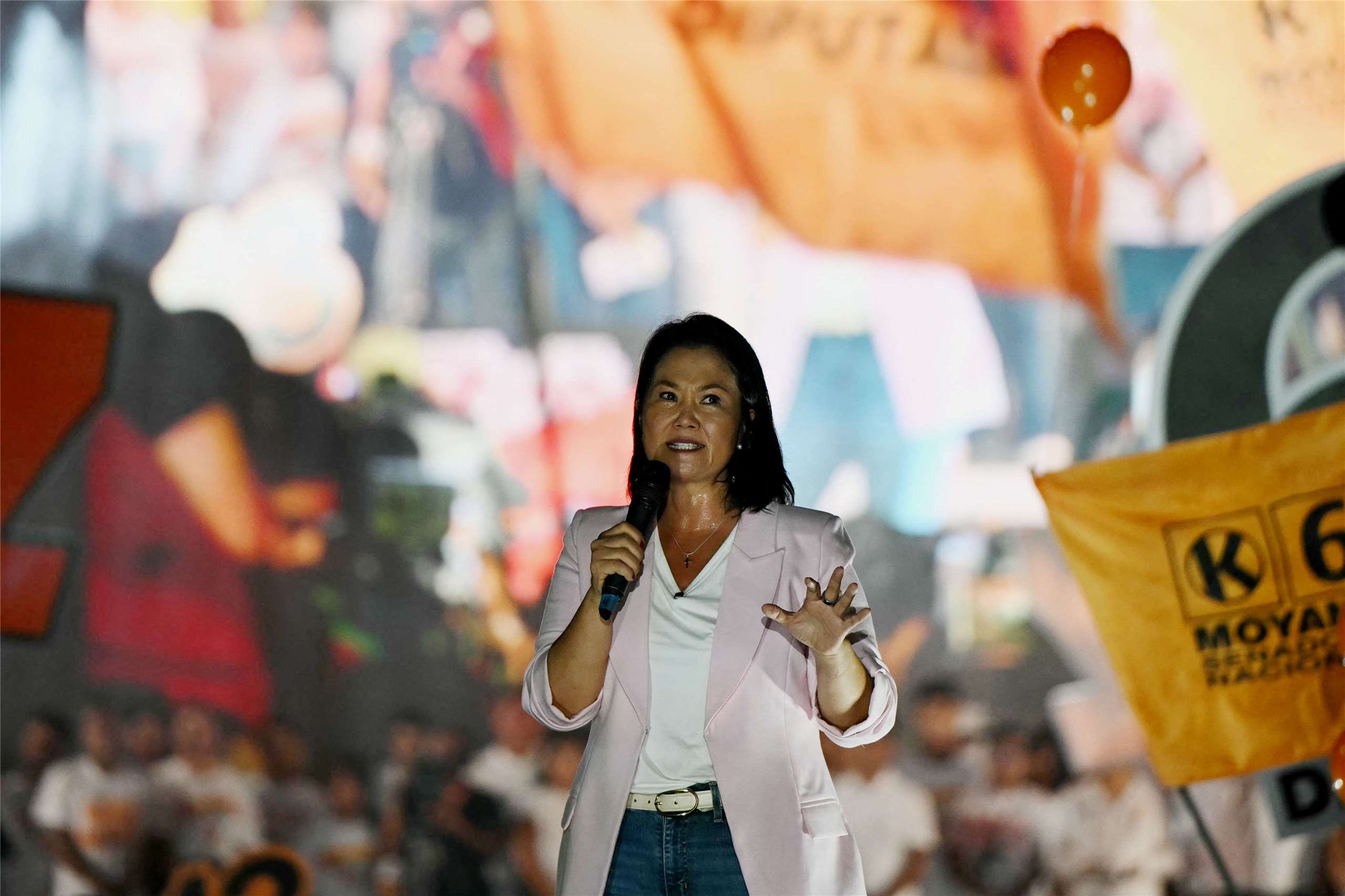 祕魯前總統藤森謙也(Alberto Fujimori)的女兒藤森惠子(Keiko Fujimori，前譯藤森慶子)(圖)也是本屆總統大選的候選人之一。  