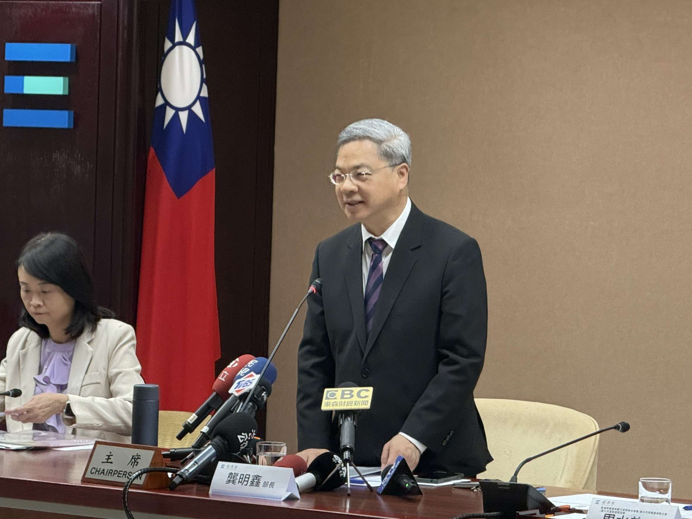 經濟部長龔明鑫與全國30個商圈協會座談。(謝佳興 攝)
