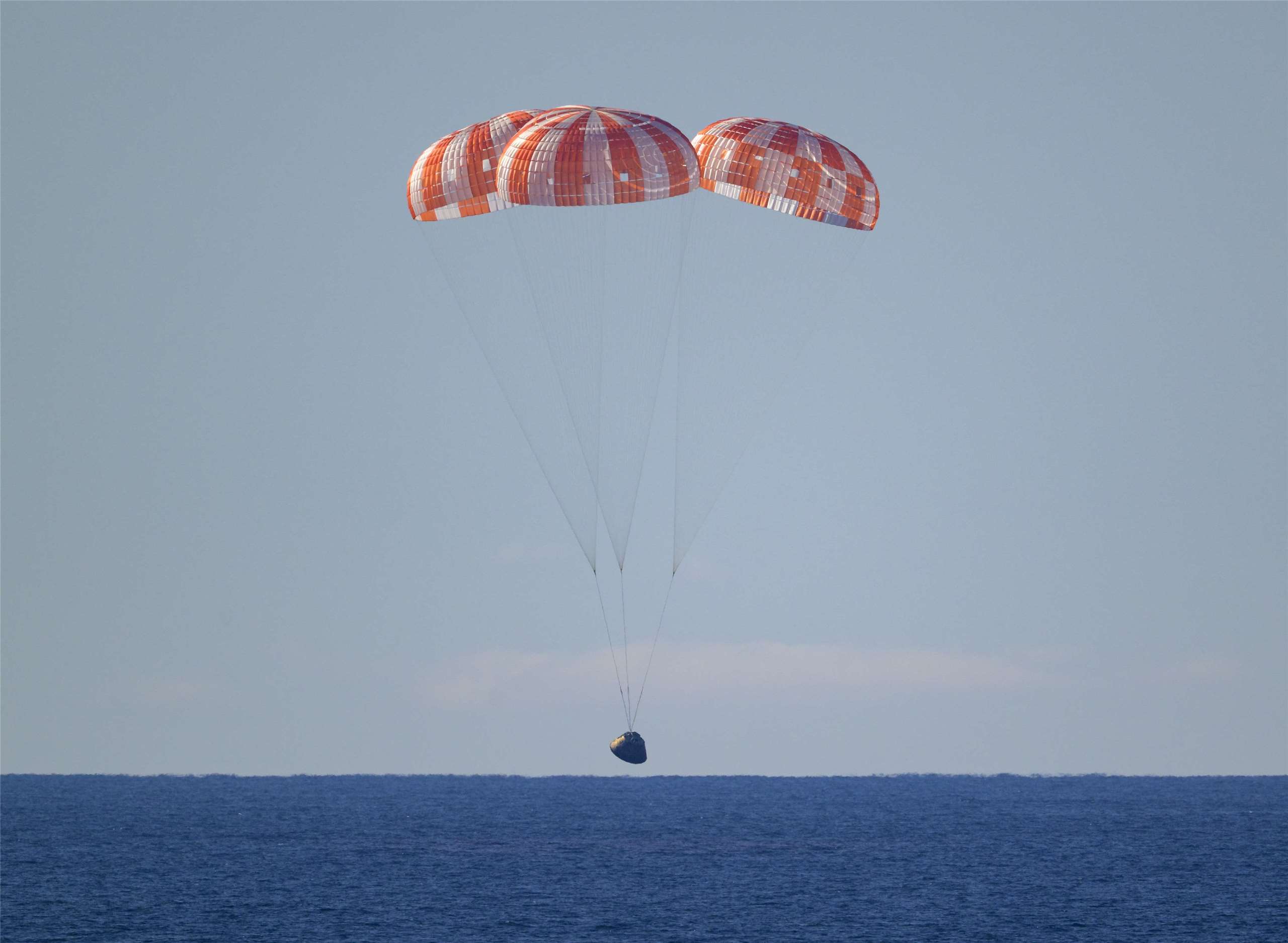 搭載4名太空人的美國國家航空暨太空總署(NASA)太空船10日按計畫濺落於加州外海。 (圖:X@NASA)