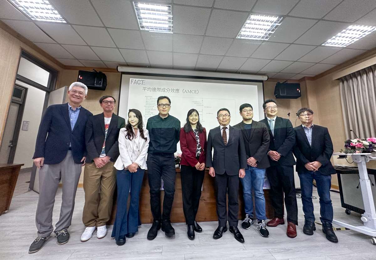 台大新聞所教授洪貞玲(右五)與台大新研所所長謝吉隆(左四)、中研院政治所研究員沈智新(右三)30日公布最新的台灣民眾假訊息認知調查結果。(楊雨青攝)