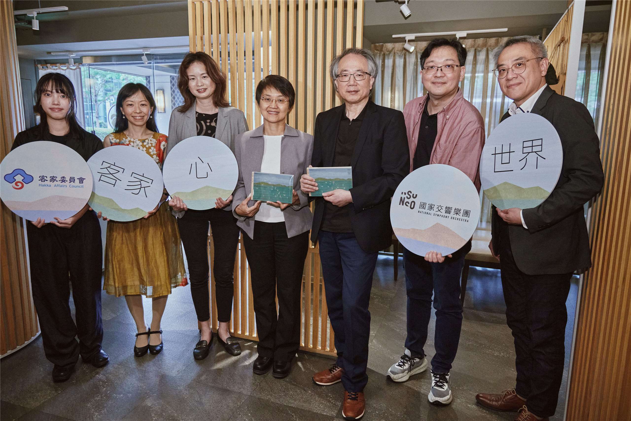 客家委員會攜手國家交響樂團(NSO)推出全新專輯《客家・心・世界》專輯，集結江文也與3位當代作曲家的作品。左起青年作曲家陳韻柔、作曲家林京美、作曲家李元貞、客家委員會主委古秀妃、國家交響樂團榮譽指揮呂紹嘉、國家交響樂團代理首席鄧皓敦、音樂學家沈雕龍。(江昭倫 攝)