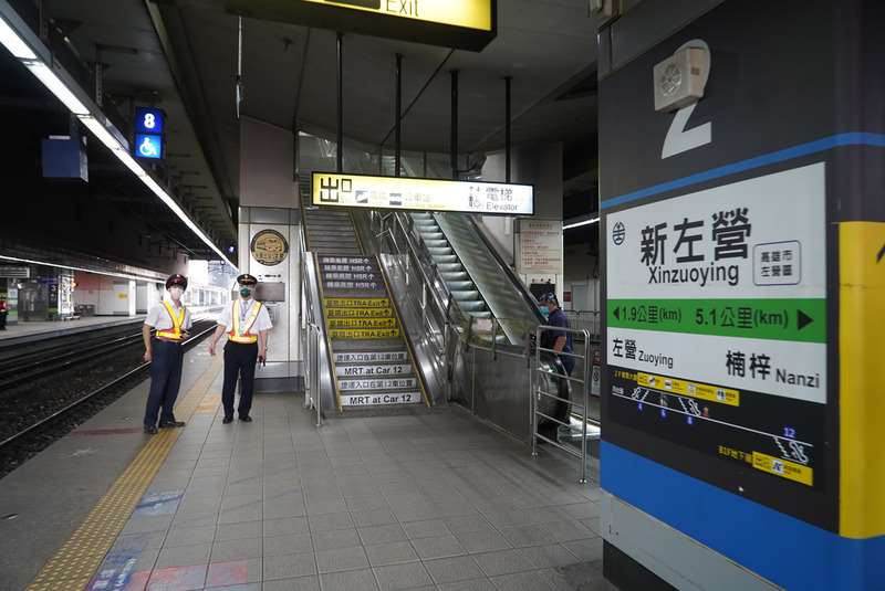 台鐵新左營站日前發現男廁有針孔，已知涉案高鐵員工偷拍影片最早可追溯到去年3月，目前正清查被害人數。圖為台鐵新左營站月台資料照。(圖：中央社)