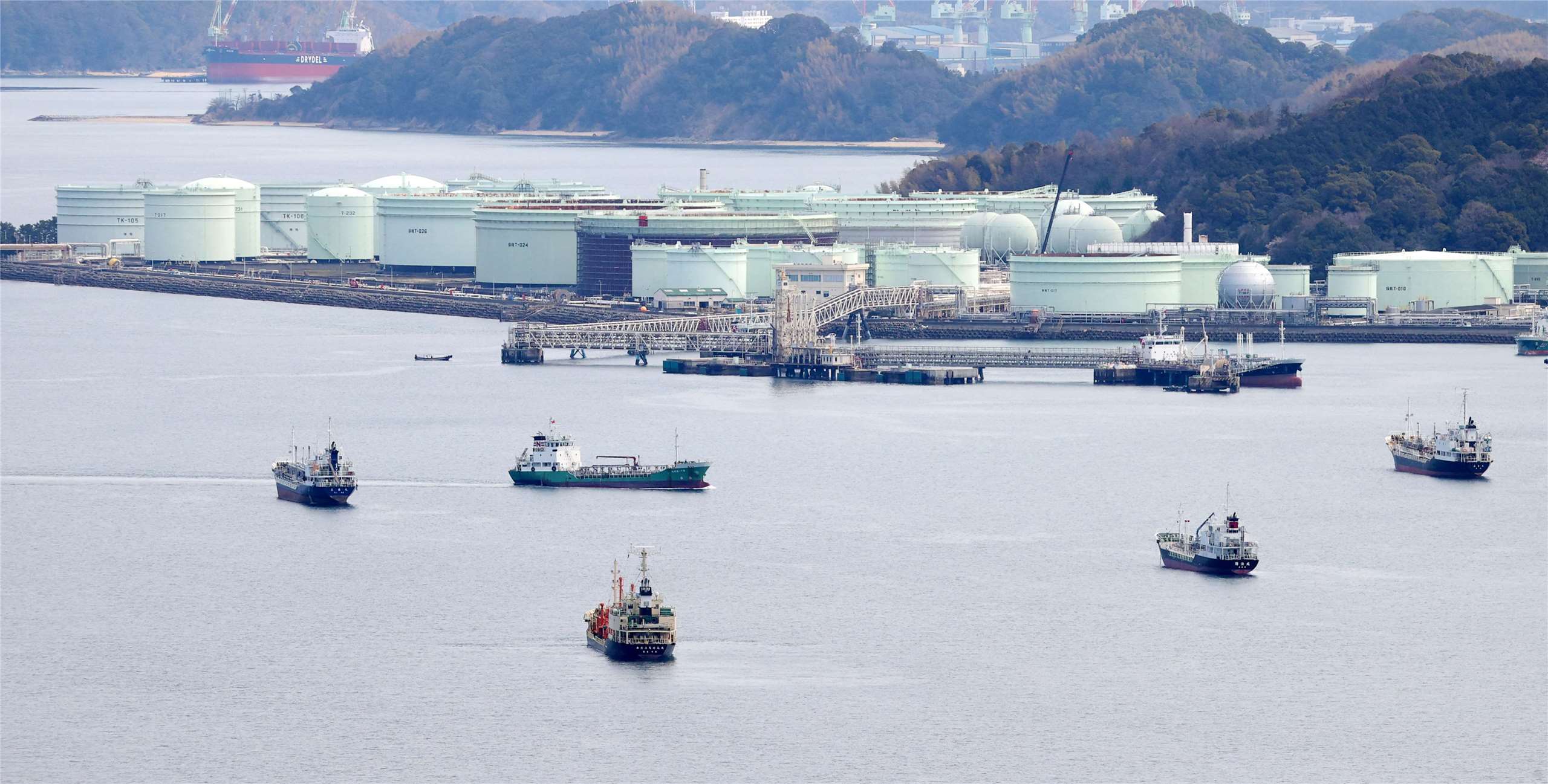 圖為日本愛媛縣今治市的菊間國家石油儲備基地，日本政府已於3月26日開始在此釋出石油。