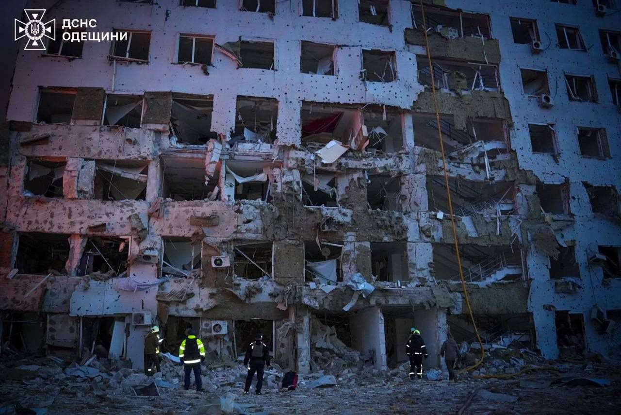 俄軍16日凌晨連夜對烏克蘭基輔等城市發動大規模空襲，造成16人死亡，是烏國今年以來傷亡最慘重的一場襲擊。(翻攝澤倫斯基臉書)