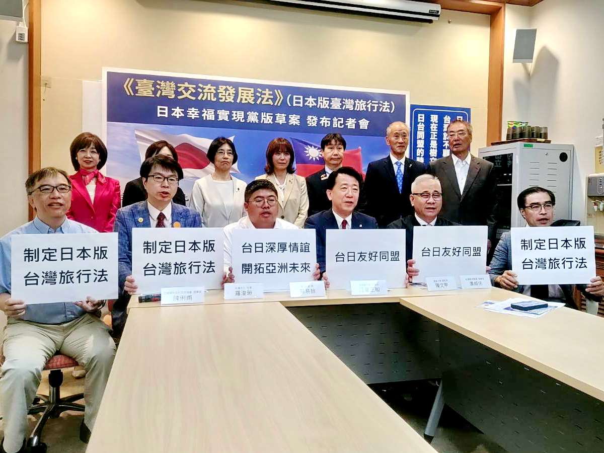 日本幸福實現黨17日與開南大學國家暨區域發展研究室、台灣北社在立法院召開記者會說明日版台灣旅行法草案，民進黨立委蔡易餘應邀出席 (央廣記者王照坤 攝)