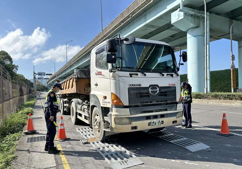 圖為大型貨車，警方攔檢情形。資料照片。（新北市警局交通大隊提供）