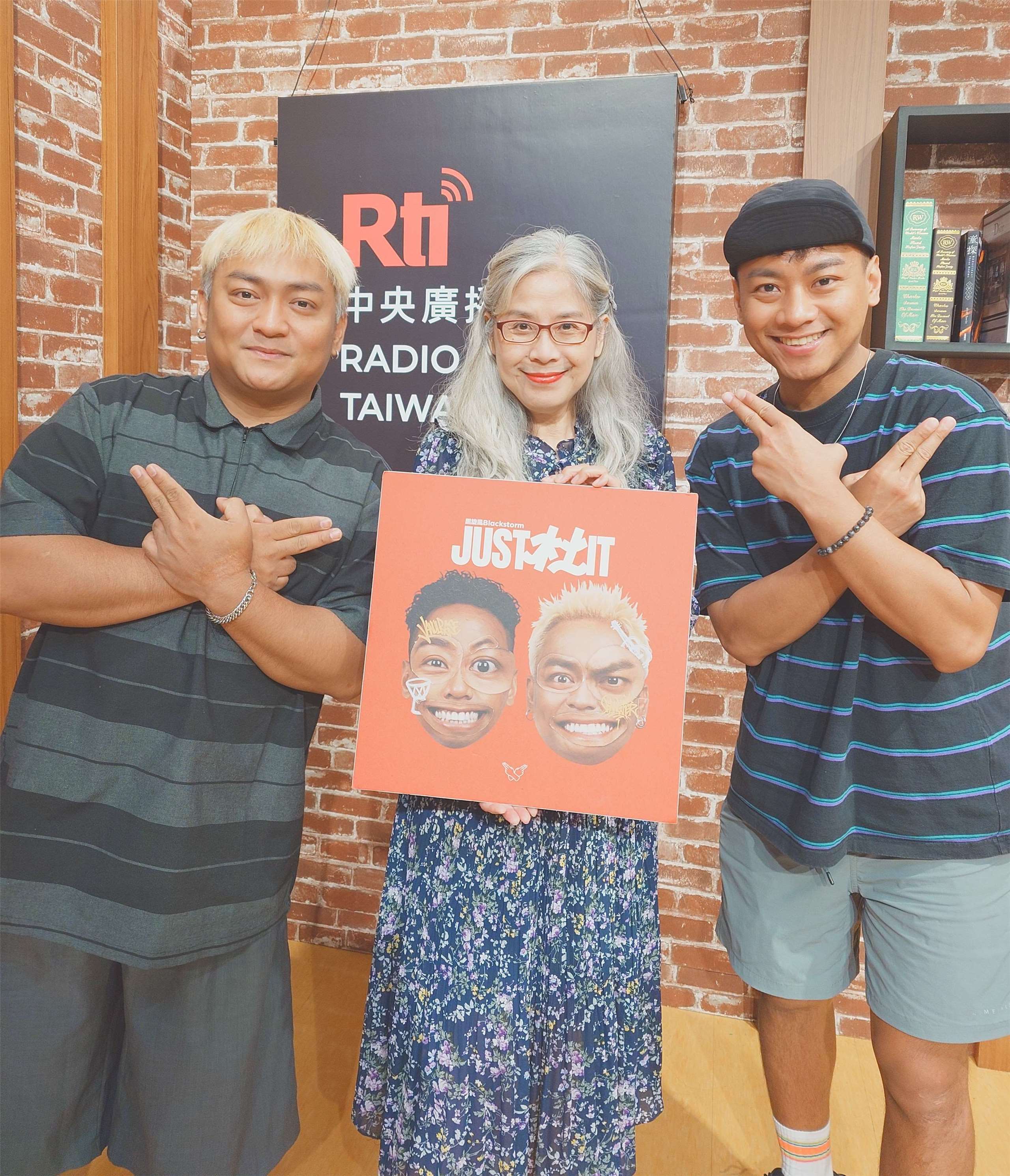 Voice to the World 節目主持人介文專訪來自屏東的 黑旋風 / 杜家慶、杜紹穎，分享全新創作專輯《Just杜it》，其中特別提到經歷八八風災有感而發的創作。