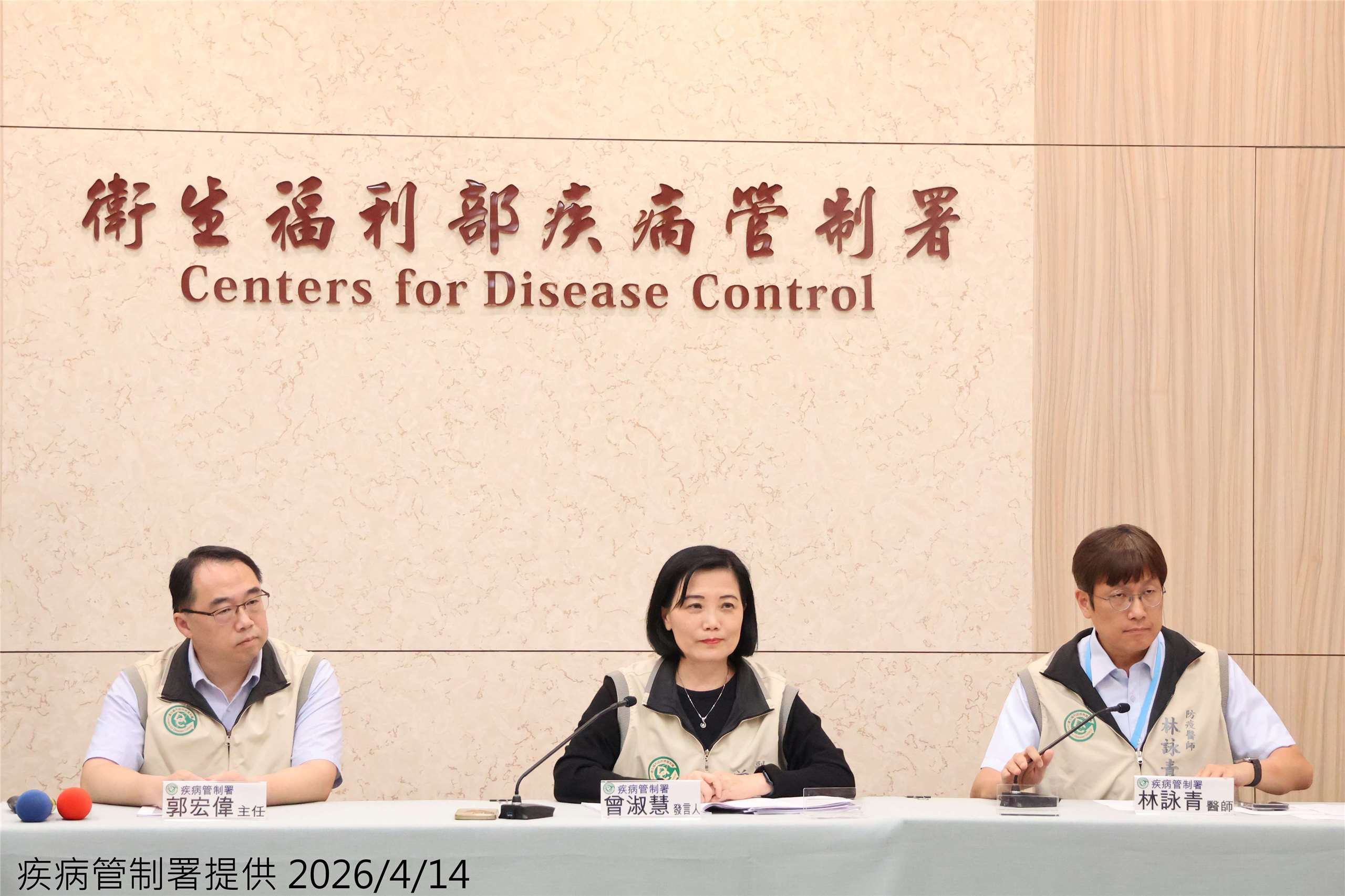 疾管署發言人曾淑慧(中)14日呼籲民眾前往麻疹流行地區加強自我防護。(疾管署提供)