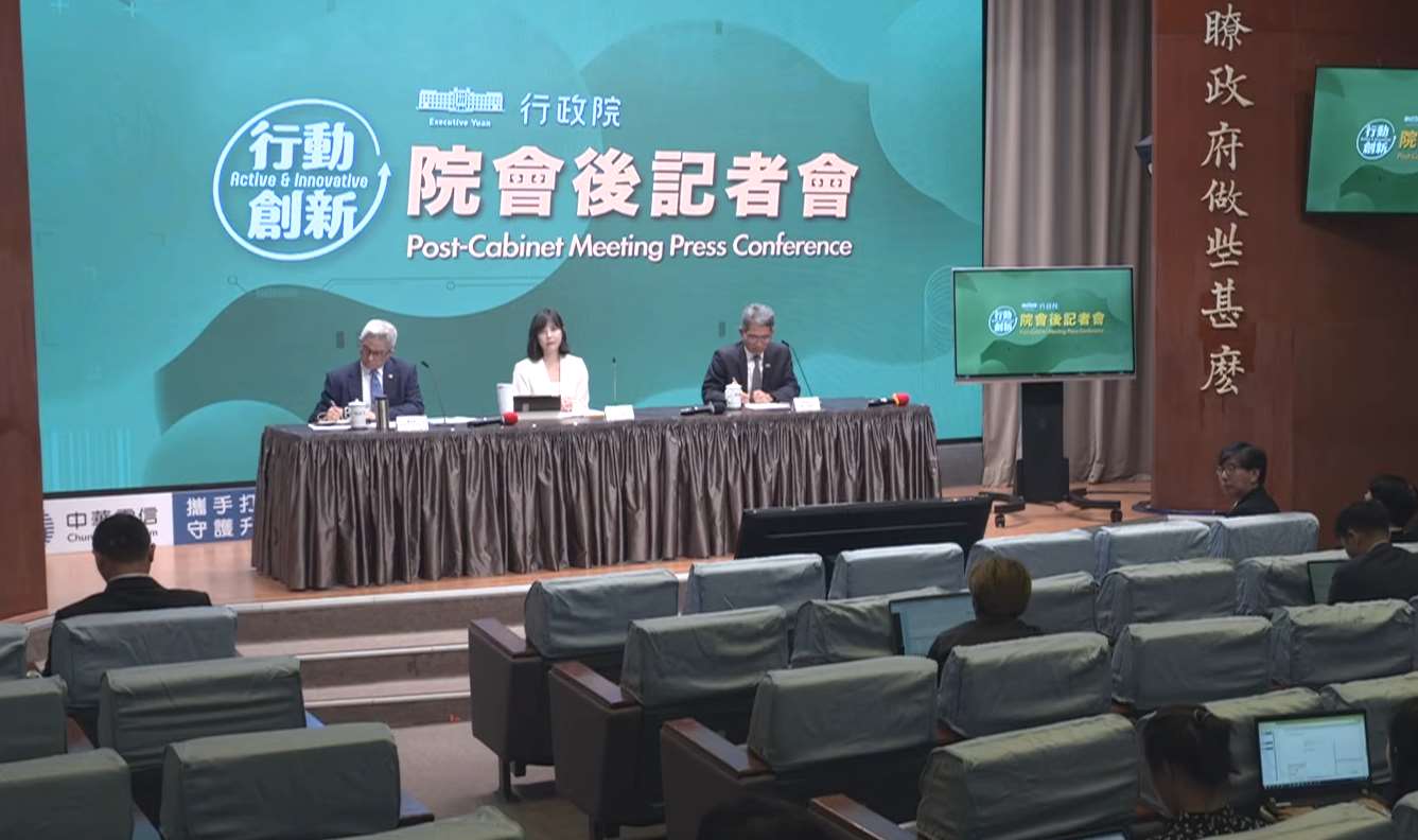 國防部與經濟部30日在行政院會報告「國防特別條例」與「無人機產業發展現況」。圖為行政院會後記者會。(翻攝行政院YouTube頻道)