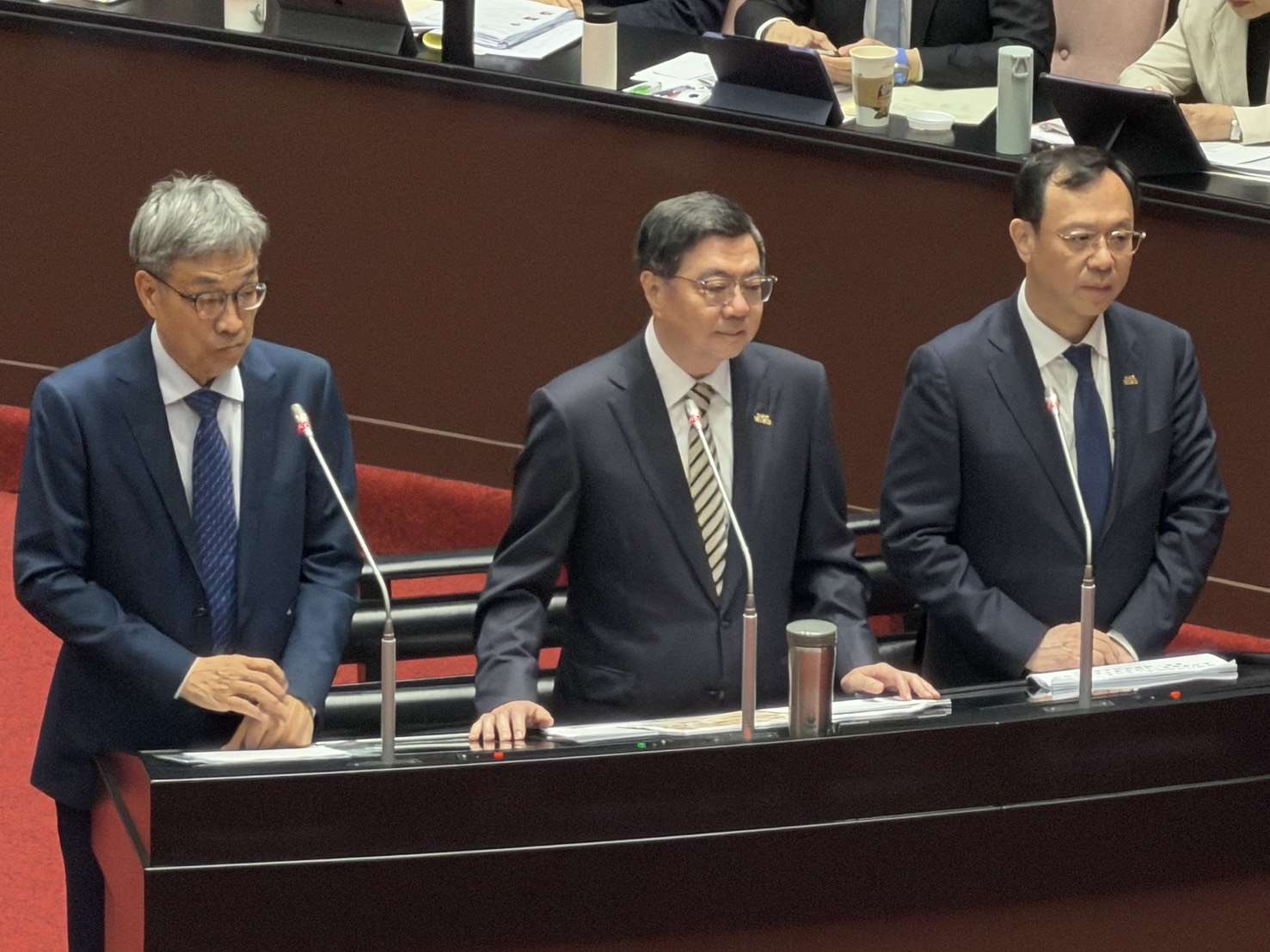 行政院長卓榮泰(中)、農業部長陳駿季(左)及衛福部長石崇良(右)21日在立法院備詢。(鄭佑漢 攝)
