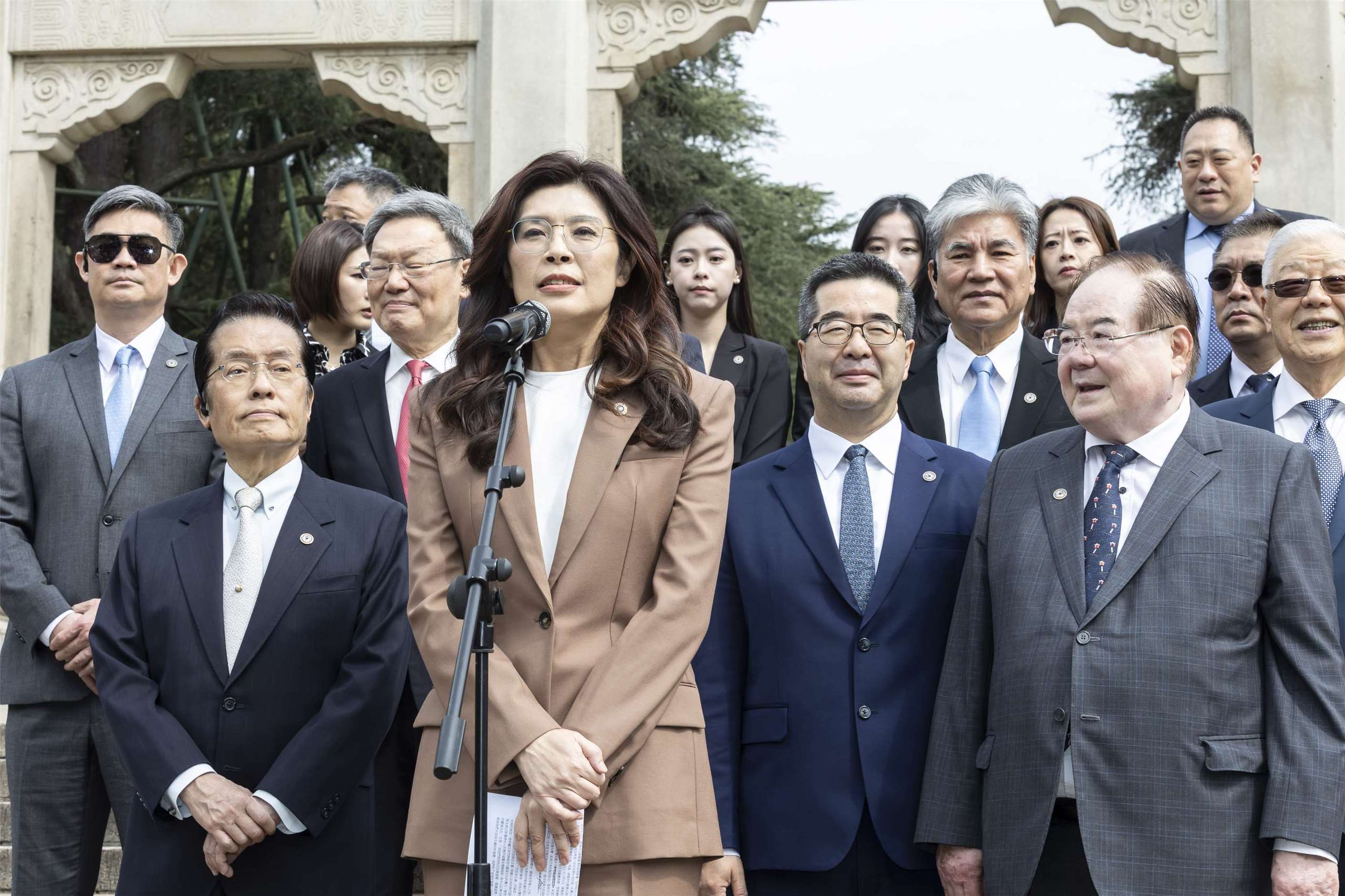 正在訪問中國的國民黨主席鄭麗文今天(8日)拜謁中山陵。(國民黨提供)